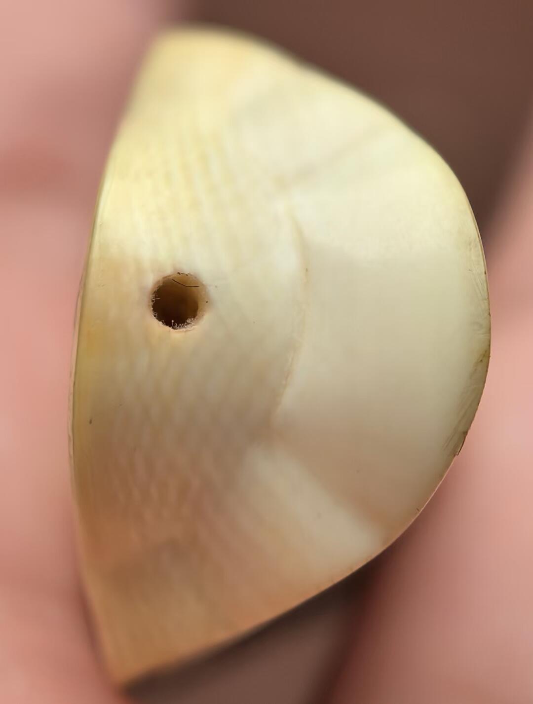 牙雕关公吊坠挂件 网状交织纹清晰可见  原皮 尺寸:5*3.1*1.6cm ​