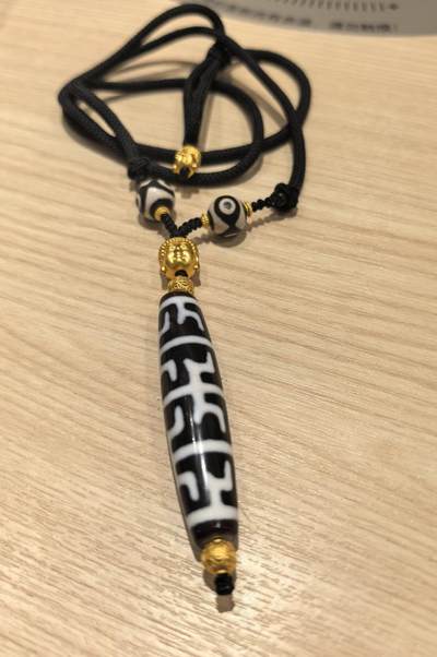 尼泊尔无界莲师法器天珠 ​品相如图 线条流畅清晰 料子糯感十足 图腾特殊 满风化钙化 风化包浆完美 油性十足 可见天然取药坑 配饰为纯金 ​收藏级 尺寸:5.4*1.1cm ​ - 尼泊尔无界莲师法器天珠 ​品相如图 线条流畅清晰 料子糯感十足 图腾特殊 满风化钙化 风化包浆完美 油性十足 可见天然取药坑 配饰为纯金 ​收藏级 尺寸:5.4*1.1cm ​