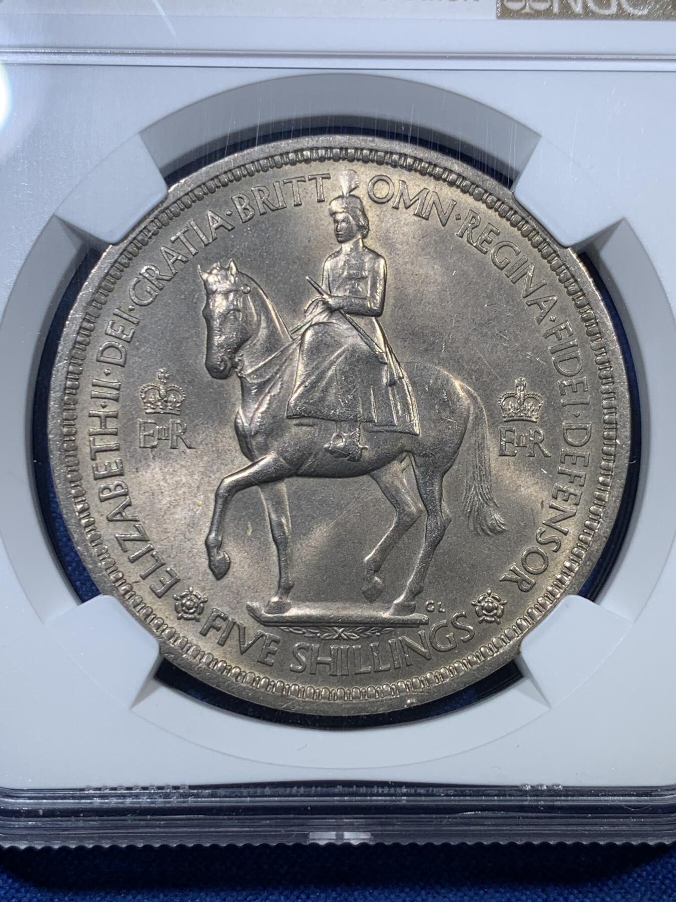 《竞宝斋》第305场   周日，周一 2场连拍 （全场包邮） NGC MS64 英国1953年伊丽莎白首年加冕1克朗，大尺寸克朗，光感十足。女王登基首年，潜力品种