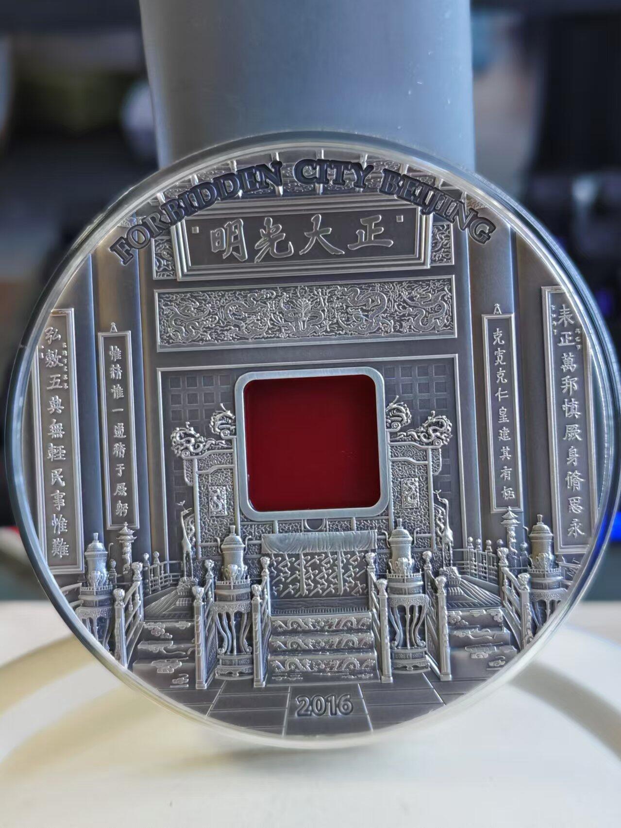 第187期拍卖 帕劳2016年紫禁城镶嵌玛瑙5盎司高浮雕仿古银币，包装里面的灯不亮，999银，发行量999枚