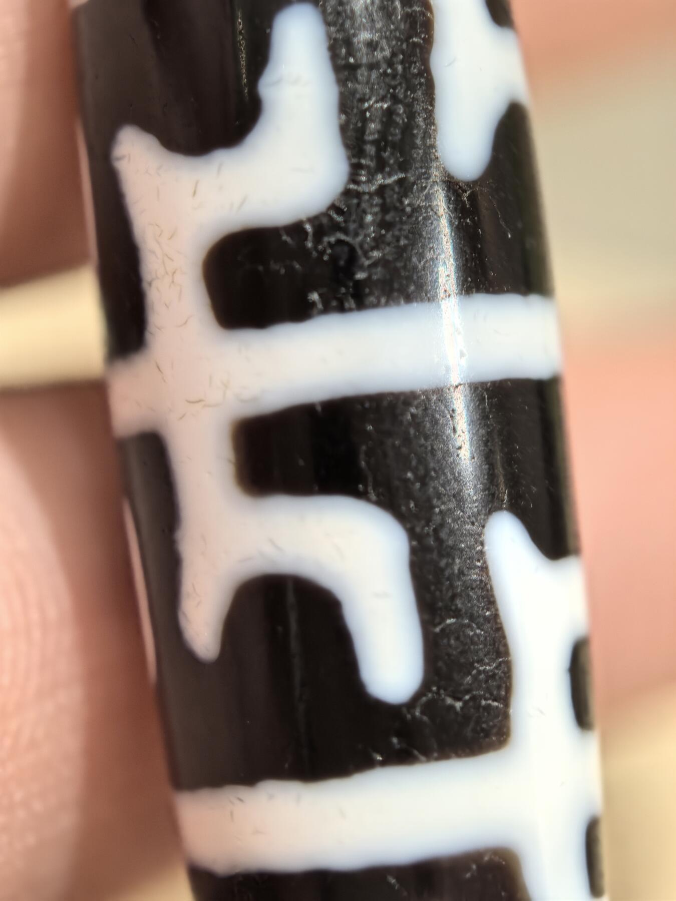 尼泊尔无界莲师法器天珠 ​品相如图 线条流畅清晰 料子糯感十足 图腾特殊 满风化钙化 风化包浆完美 油性十足 可见天然取药坑 配饰为纯金 ​收藏级 尺寸:5.4*1.1cm ​