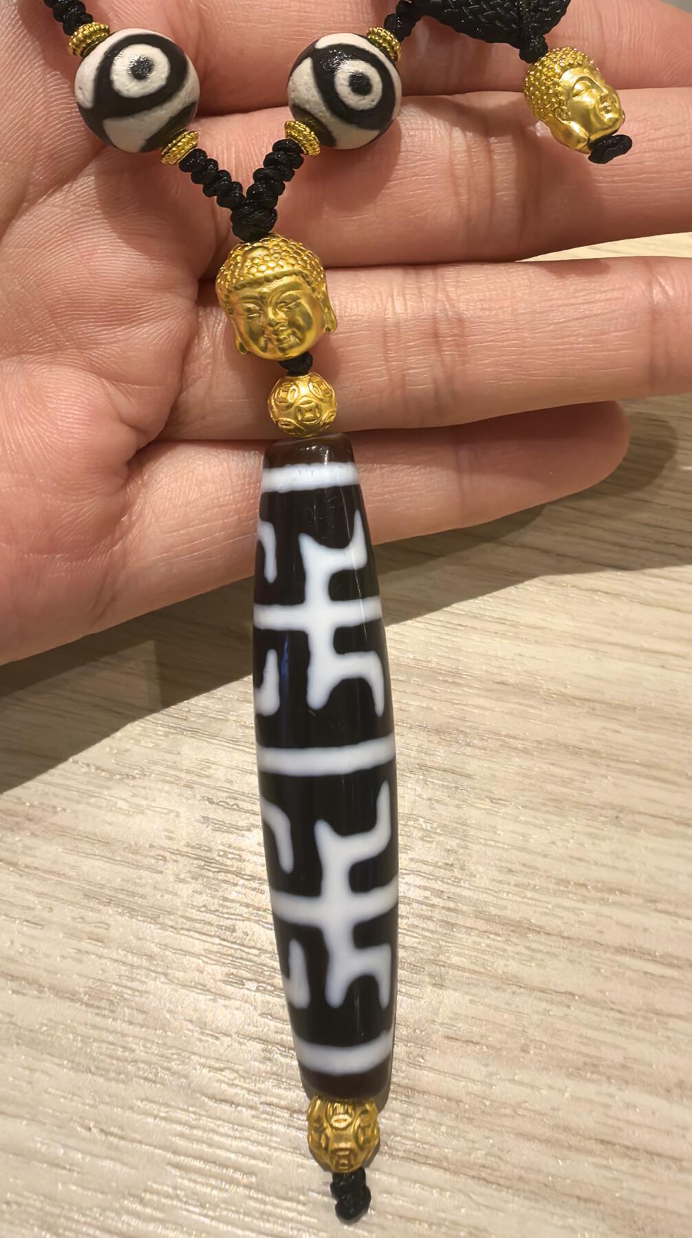 尼泊尔无界莲师法器天珠 ​品相如图 线条流畅清晰 料子糯感十足 图腾特殊 满风化钙化 风化包浆完美 油性十足 可见天然取药坑 配饰为纯金 ​收藏级 尺寸:5.4*1.1cm ​