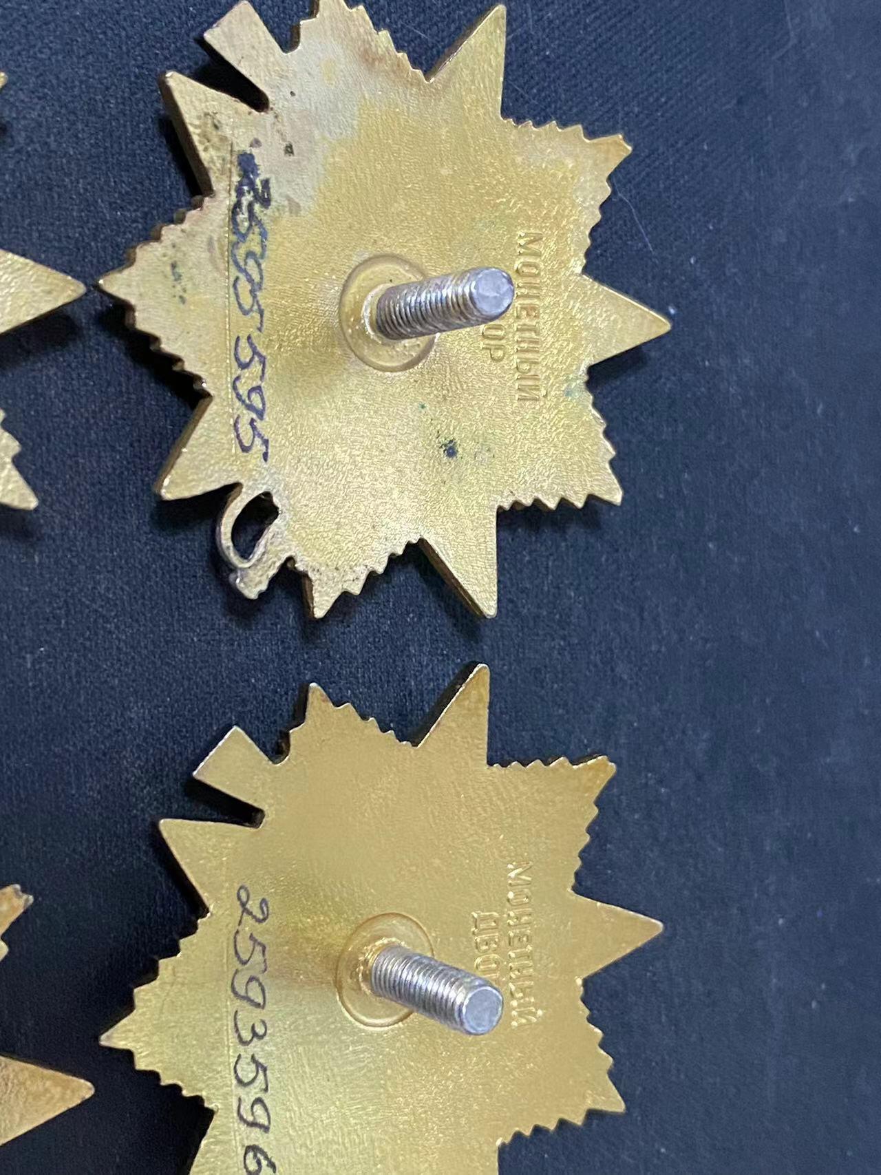 苏联勋章奖章拍卖9月20日晚上九点结束在麦稀奇 本次有佣金 苏联一级卫国85版 四个2595595 --2593596--2595597--2595598最后一个好像是7改过来的。 珐琅无磕碰。镀金层完好。非常有意思的四个相近号码 。最后两个 不是连号就是同号 。最后一个值得探究。应该是刻错了然后改的。不管是同号或者连号都是非常难找。需要一点运气能凑齐这四个！