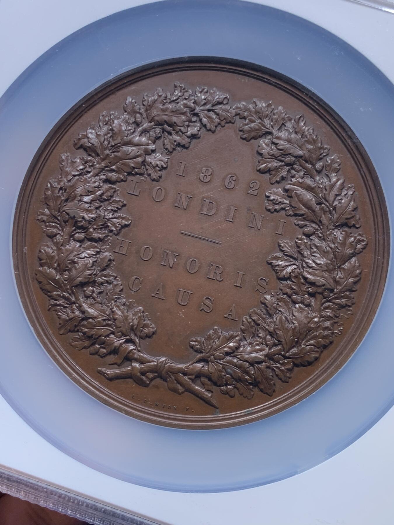 《竞宝斋》第306场   周日，周一 2场连拍 （全场包邮） NGC MS62BN 英国 1862年 首届世博会铜章 双面高浮雕 历史纪念意义重大 加厚大盒