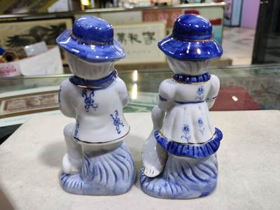 爱陶轩第38期 - 荷兰旅游带回纪念品，青花描金人物公仔一对