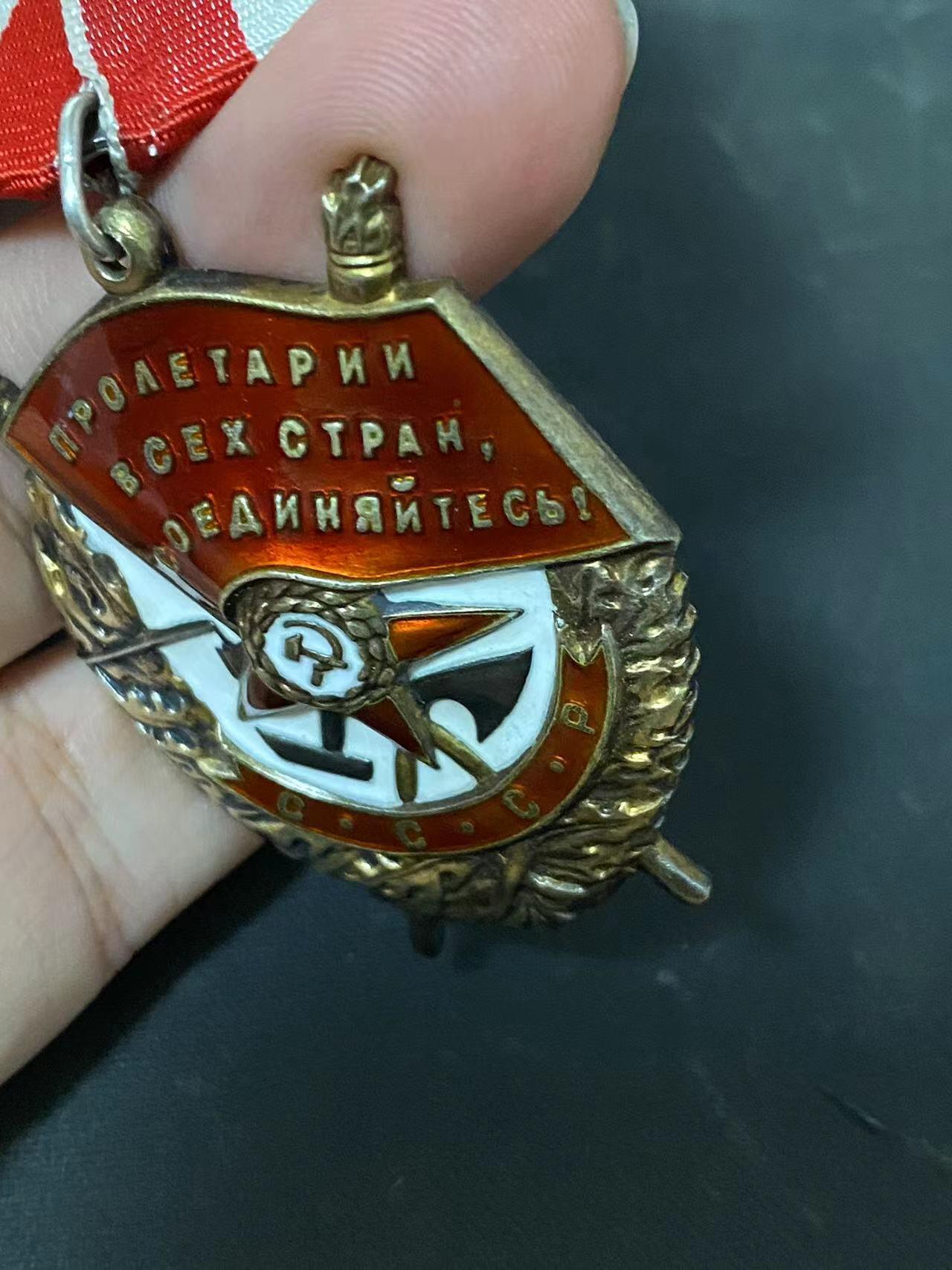 苏联勋章奖章拍卖9月20日晚上九点结束在麦稀奇 本次有佣金 苏联二战红旗红星勋章套章 海军上校 早期服役获得   红旗184148极品珐琅 细小划痕都几乎看不到 镀金也还行 原环未开 白钢挂 45年11月10日颁发 红星极品品相 1102375 44年11月3日颁发 两枚都有奖励卡 内容差不多只翻译了红旗的 有部分服役记录 参加过保卫敖德萨 保卫列宁格勒 Затонский Петр Андреевич