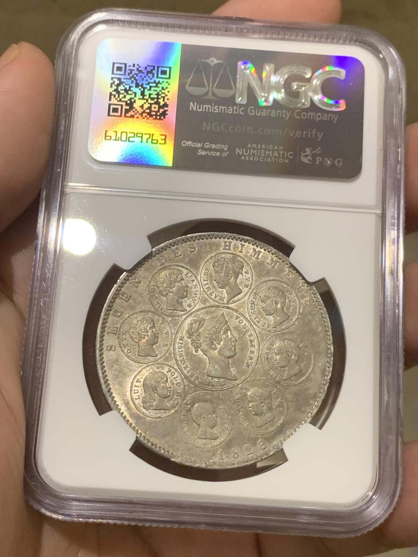 《竞宝斋》第306场   周日，周一 2场连拍 （全场包邮） 稀少高分 NGC MS63 德国 巴伐利亚1828年祝福王室历史协定泰勒大银币 背面中央为王后特蕾莎头像，其四周是八位子女头像 原味光好 所见最好