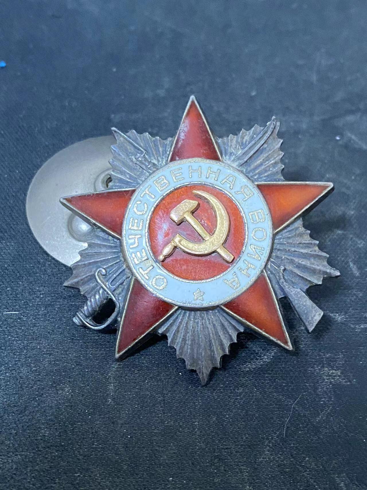 苏联勋章奖章拍卖9月20日晚上九点结束在麦稀奇 本次有佣金 苏联二级为国 876746好品无磕碰 有些污渍不好清理 Писаренко Григорий Иванович 近卫红旗步兵师80近卫步兵团营文书 占领塔曼车站附近的制高点。该营进入敌后遭遇了敌军猛烈的炮火，营参谋长负伤，位置被占领，皮萨连科同志开始寻找供本营坚守的地方，因此找到了一个环形谷地，该营在那里结成环形防御，抵挡住了敌军直到我军主力赶到。