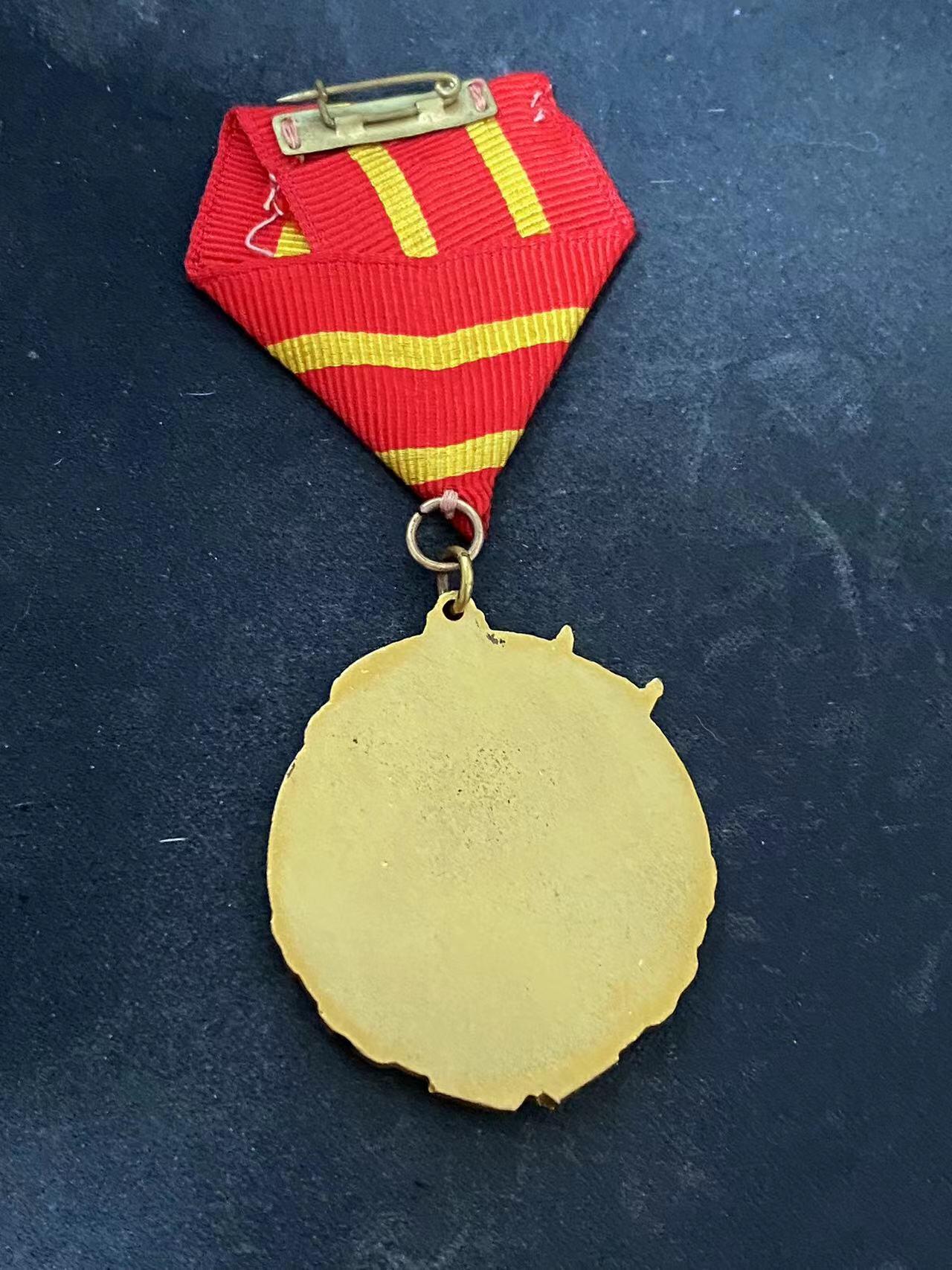 苏联勋章奖章拍卖9月20日晚上九点结束在麦稀奇 本次有佣金 中苏友谊奖章 原盒 原证件 比较少见女专家 60年总理签发比较靠后 也很少见  盒子品相很好 无破损 卡扣完好 有两处小摩擦边缘处 可以忽略 内部状态完好 无损坏 证书两本 一本中文 一张俄文齐全 无破损 状态很好 奖章珐琅无磕碰 原环 原挂 状态良好。Сербудовой З.А.