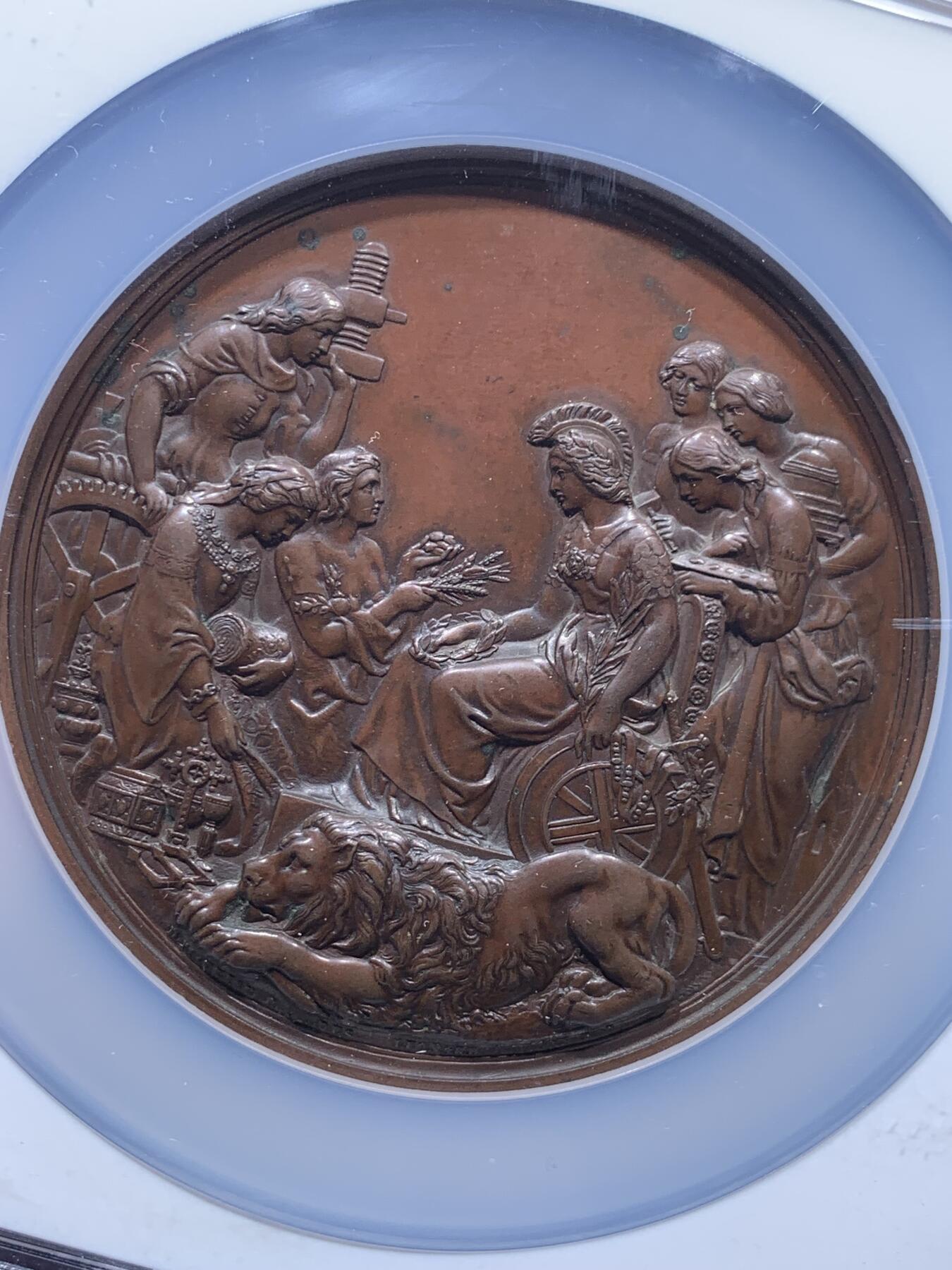 《竞宝斋》第306场   周日，周一 2场连拍 （全场包邮） NGC MS62BN 英国 1862年 首届世博会铜章 双面高浮雕 历史纪念意义重大 加厚大盒