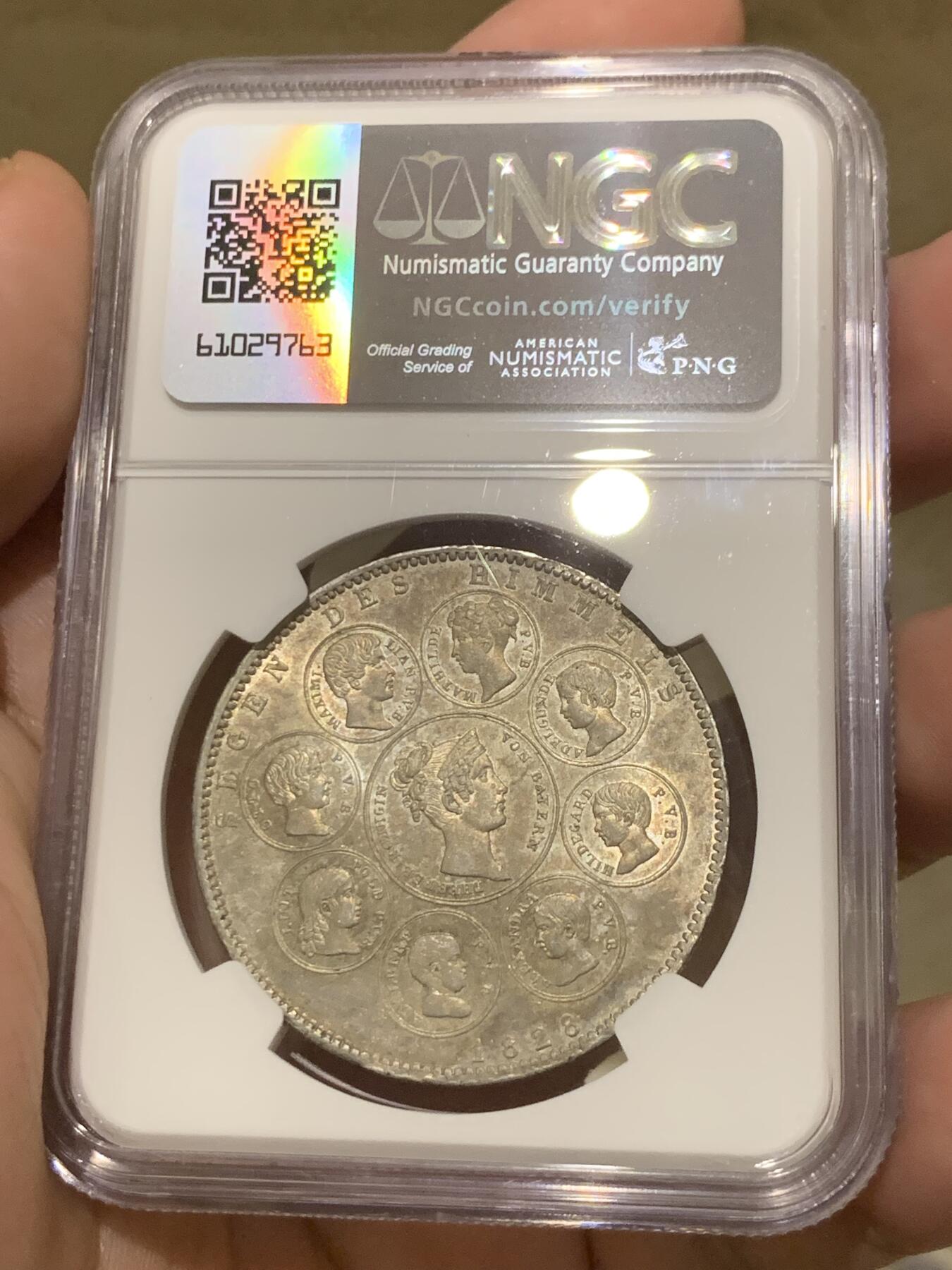 《竞宝斋》第306场   周日，周一 2场连拍 （全场包邮） 稀少高分 NGC MS63 德国 巴伐利亚1828年祝福王室历史协定泰勒大银币 背面中央为王后特蕾莎头像，其四周是八位子女头像 原味光好 所见最好