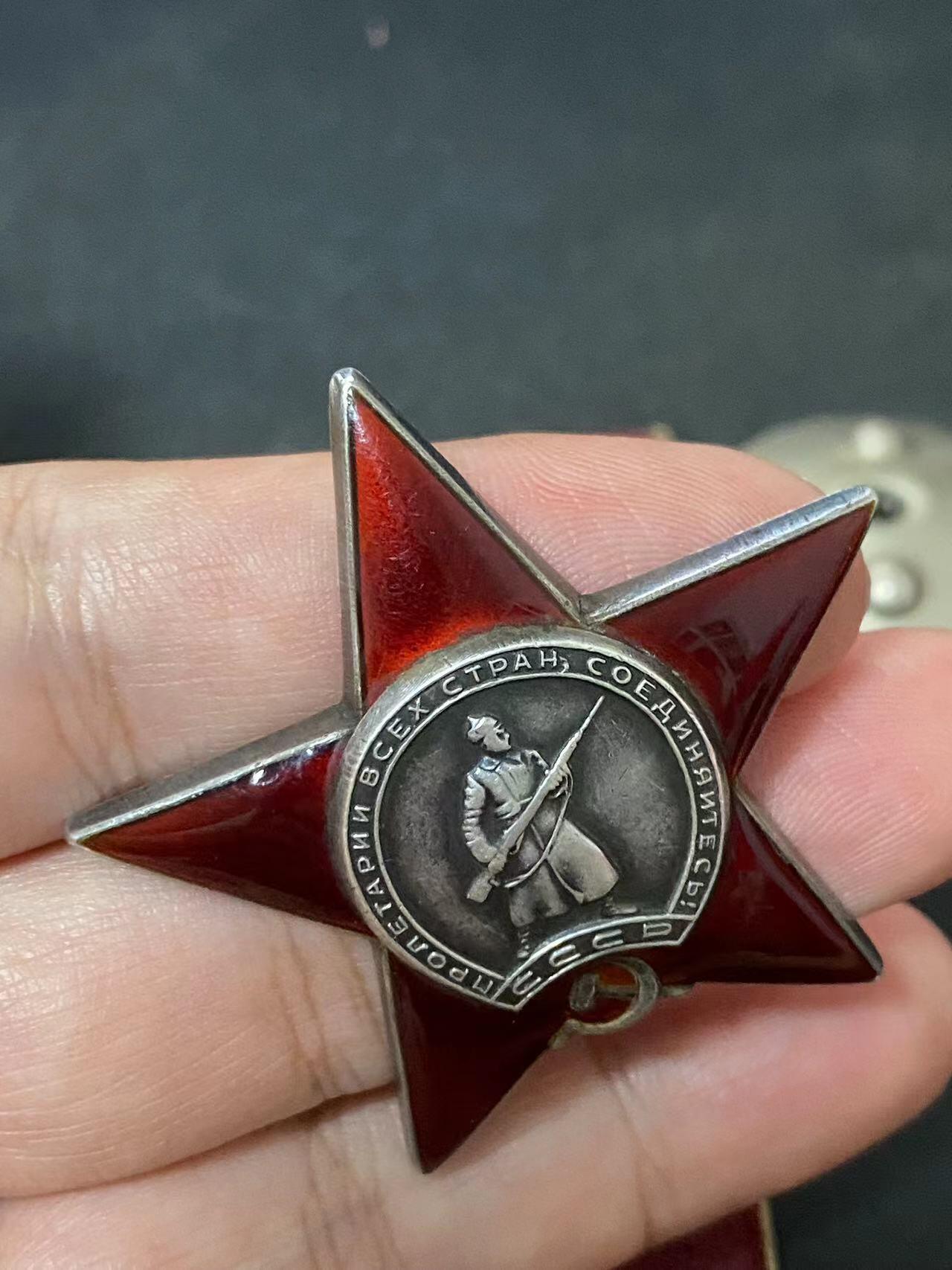 苏联勋章奖章拍卖9月20日晚上九点结束在麦稀奇 本次有佣金 苏联红星勋章2846596带证件 好品 无磕碰 第10坦克师800独立汽车运输营司机 前线供应弹药  补授 41-43年他的功绩 直到47年才颁发。Поротников Петр Григорьевич 单章单证