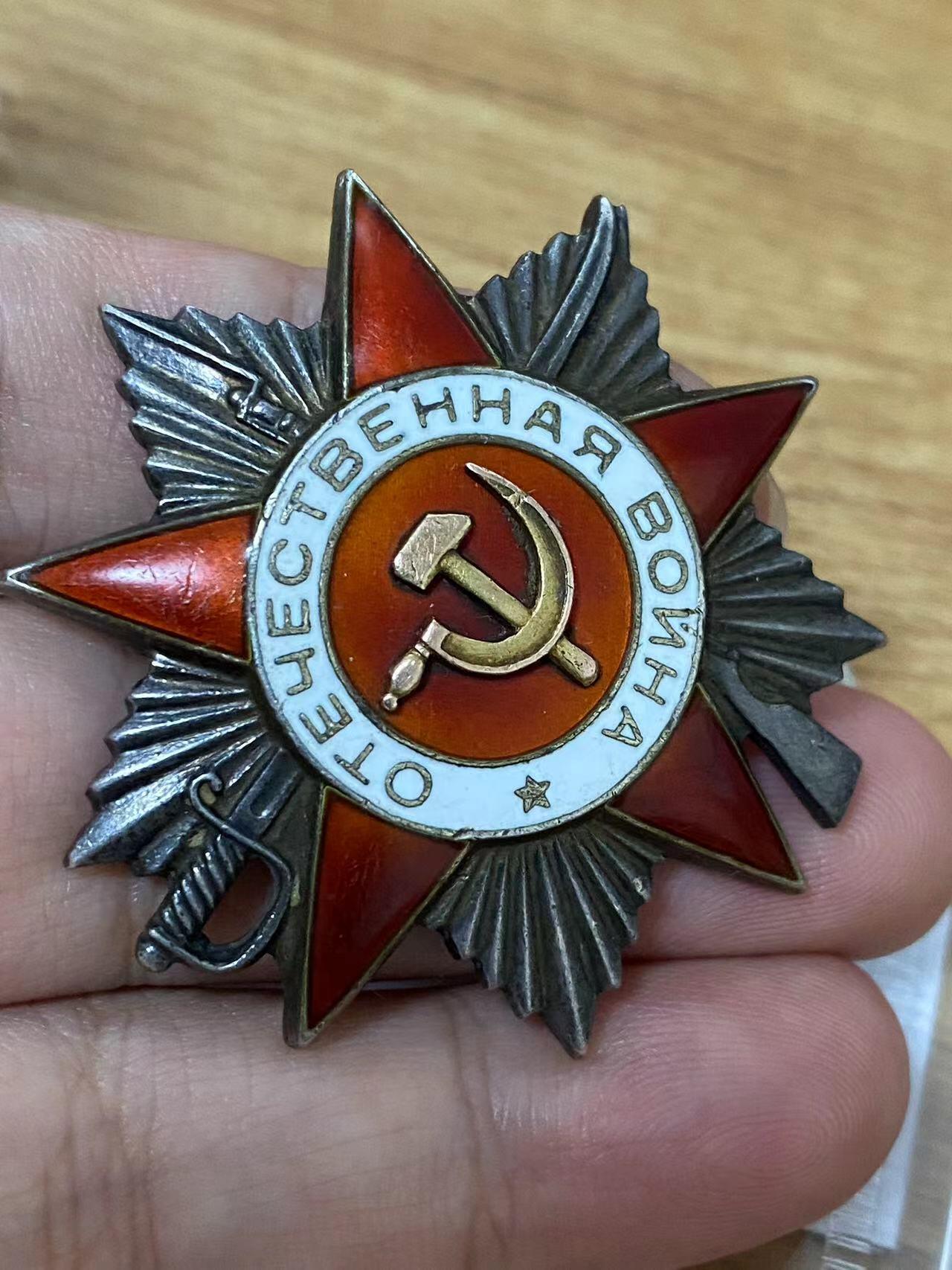 苏联勋章奖章拍卖9月20日晚上九点结束在麦稀奇 本次有佣金 苏联二级为国勋章 女少校医生  有照片 很漂亮 380302 原配银盖 上角左中有剥皮 正面看不出来 其他的都还好 带小盒子  159步兵师207独立卫生营医院排住院医师 Давидов Александр Александрович 医术高超多次受到感谢 空袭中，炮击中转移伤员 。女军官的二级还是非常少的 大部分只有红星 或者奖章之类的。三张奖励卡已经全部翻译 