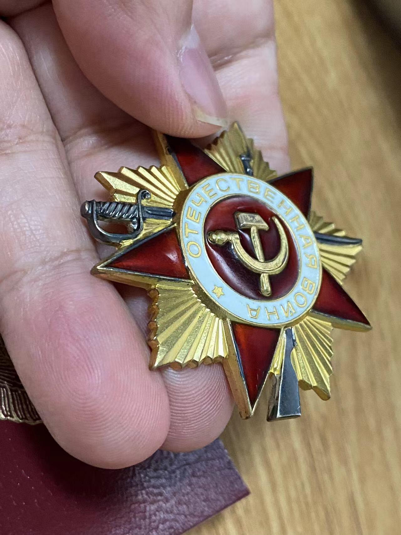苏联勋章奖章拍卖9月20日晚上九点结束在麦稀奇 本次有佣金 苏联一级为国85版  808232 珐琅很好无磕碰 带证件 六位数小号  镀金非常漂亮 完美品相   Золотопук Григорий Васильевич    喜欢的可以自己去查查  仅作参考 