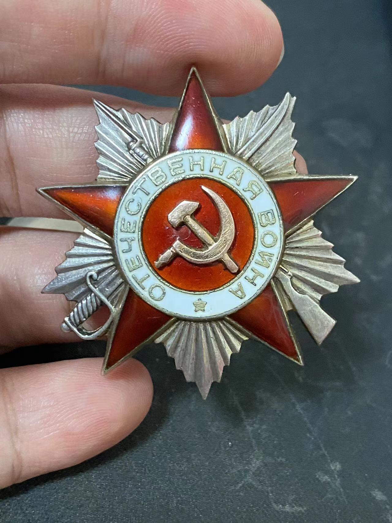 苏联勋章奖章拍卖9月20日晚上九点结束在麦稀奇 本次有佣金 苏联二级为国勋章 218045早期 背面有点星芒的感觉 锤子下面，右角，右下角顶部有掉皮。正面看不出来。独立反坦克歼击炮兵团2连炮长Беляев Михаил Иванович 占领利古内村（波兰）的战斗中，他和自己的分队击退了敌军3次反扑，同时消灭了2门反坦克炮、3挺重机枪和约1个连（大约200人）的敌军官兵。
