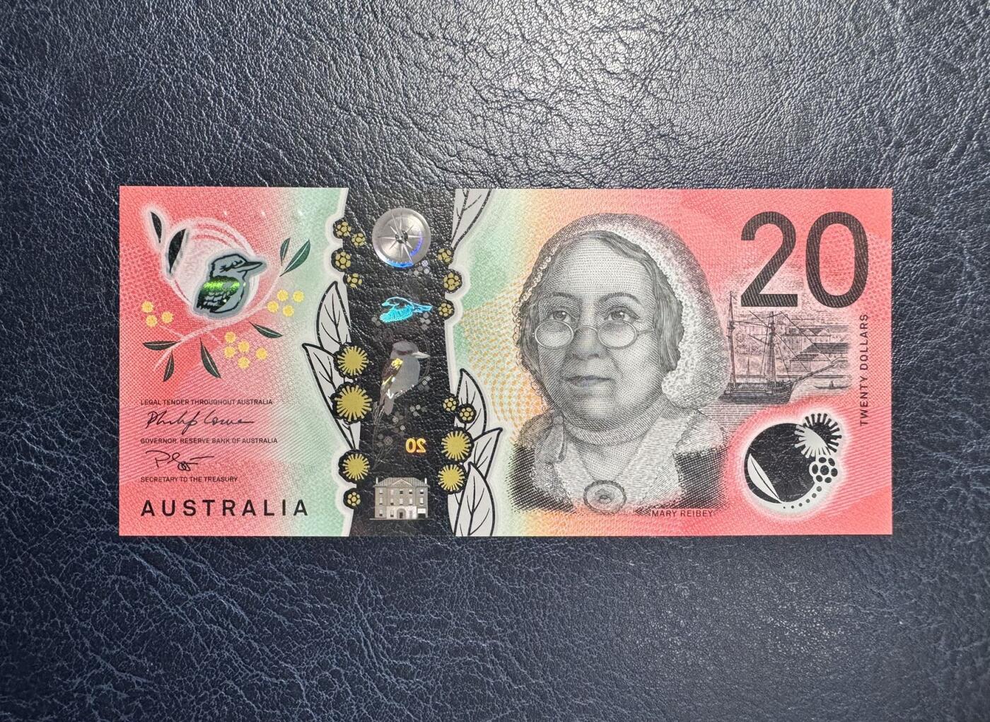 收藏联盟Quantum Auction 第375期拍卖  澳大利亚2019年20元 品相全新UNC 首发AA冠 “皇家飞行医生服务”组织创始人 牧师 约翰.弗林