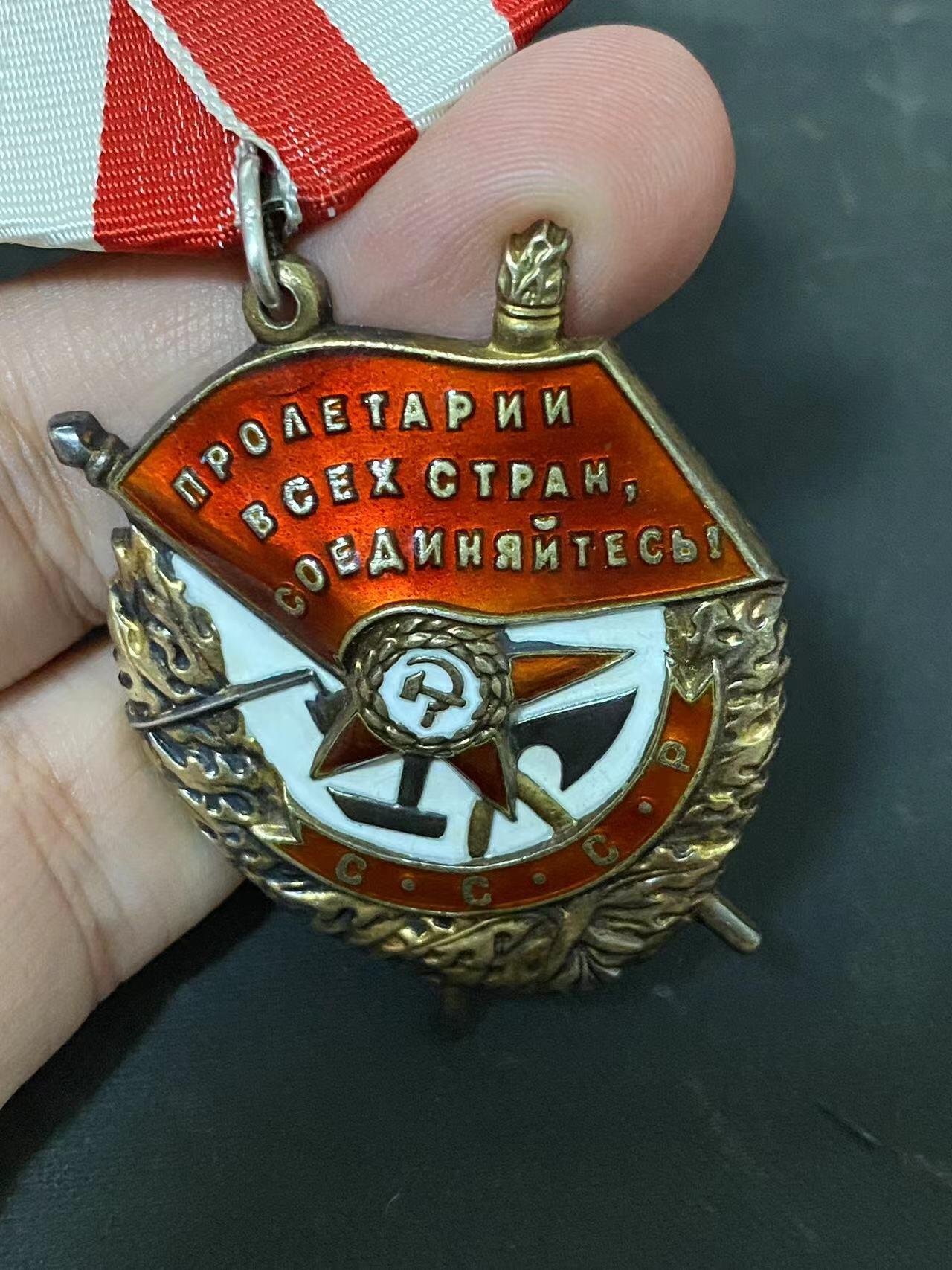 苏联勋章奖章拍卖9月20日晚上九点结束在麦稀奇 本次有佣金 苏联二战红旗红星勋章套章 海军上校 早期服役获得   红旗184148极品珐琅 细小划痕都几乎看不到 镀金也还行 原环未开 白钢挂 45年11月10日颁发 红星极品品相 1102375 44年11月3日颁发 两枚都有奖励卡 内容差不多只翻译了红旗的 有部分服役记录 参加过保卫敖德萨 保卫列宁格勒 Затонский Петр Андреевич