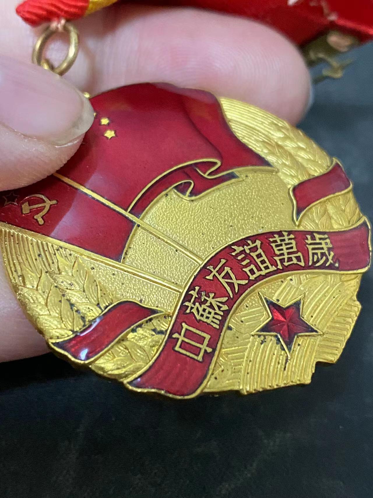 苏联勋章奖章拍卖9月20日晚上九点结束在麦稀奇 本次有佣金 中苏友谊奖章 原盒 原证件 比较少见女专家 60年总理签发比较靠后 也很少见  盒子品相很好 无破损 卡扣完好 有两处小摩擦边缘处 可以忽略 内部状态完好 无损坏 证书两本 一本中文 一张俄文齐全 无破损 状态很好 奖章珐琅无磕碰 原环 原挂 状态良好。Сербудовой З.А.