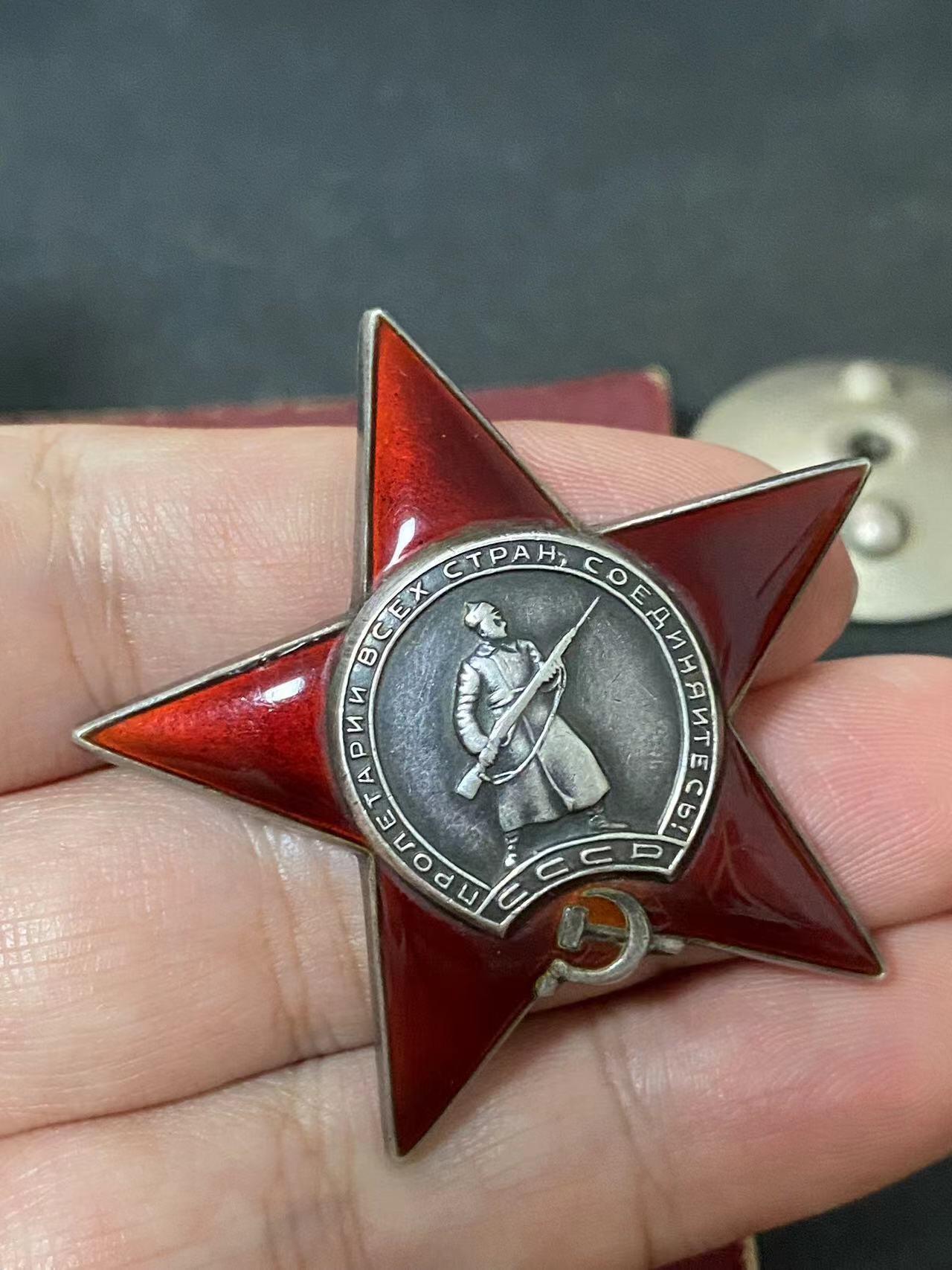 苏联勋章奖章拍卖9月20日晚上九点结束在麦稀奇 本次有佣金 苏联红星勋章2846596带证件 好品 无磕碰 第10坦克师800独立汽车运输营司机 前线供应弹药  补授 41-43年他的功绩 直到47年才颁发。Поротников Петр Григорьевич 单章单证