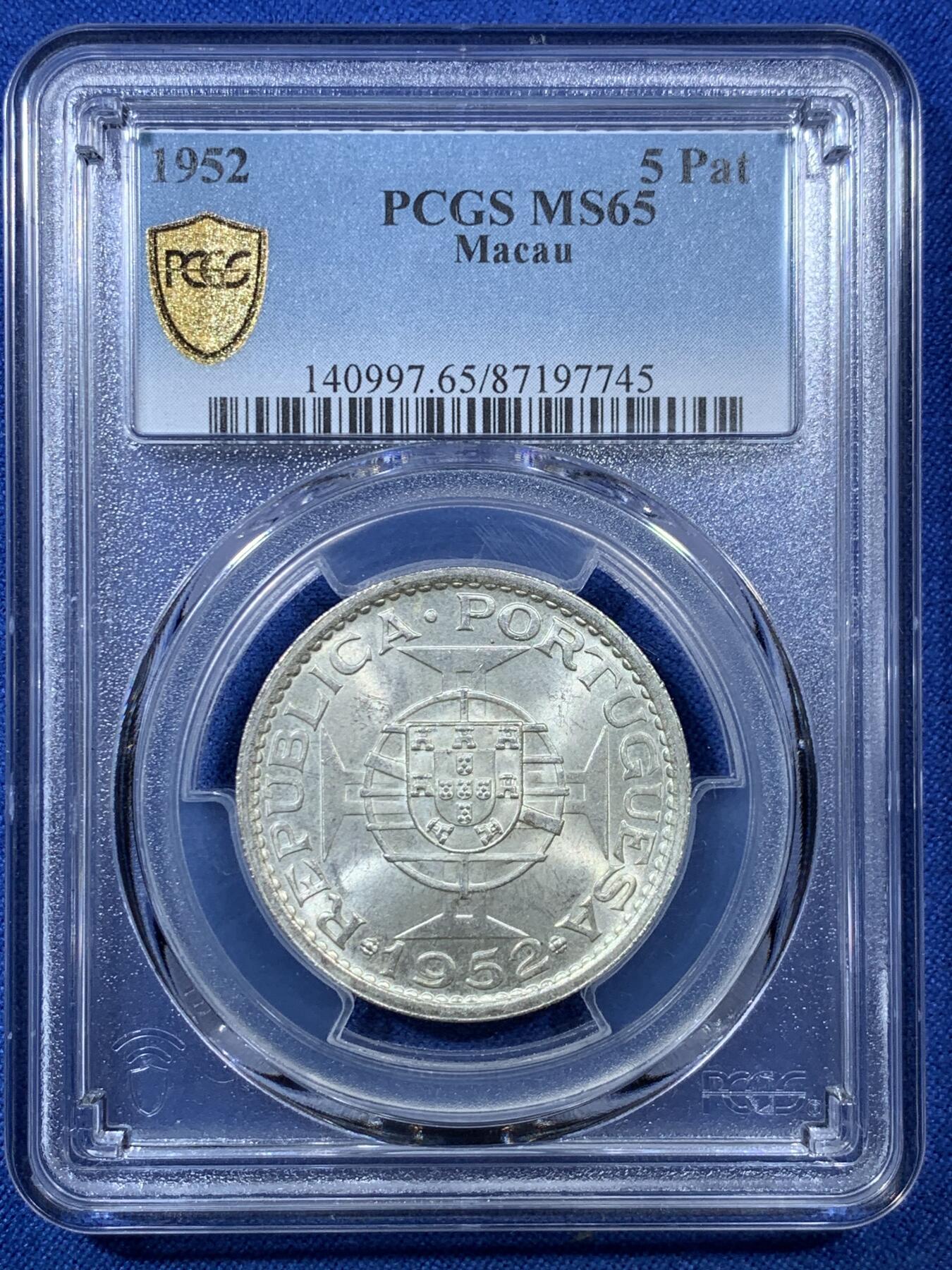 《竞宝斋》第306场   周日，周一 2场连拍 （全场包邮） PCGS MS65 中国澳门1952首年厚版伍元银币，高分霜银光，卷拆品质。发行量仅90万，潜力十足的国币主币品种