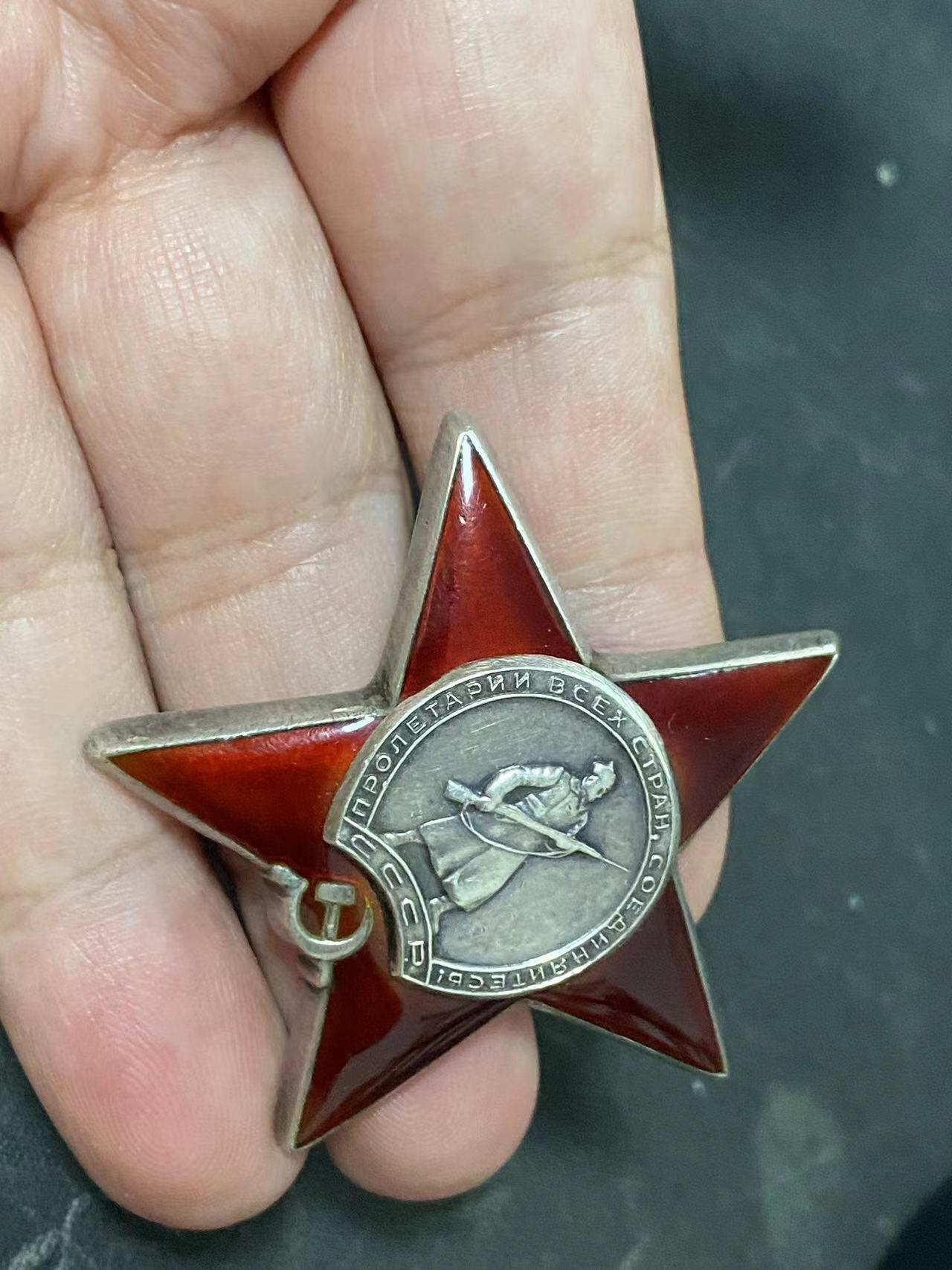 苏联勋章奖章拍卖9月20日晚上九点结束在麦稀奇 本次有佣金 苏联二战红星勋章2005412 好品无磕碰 有登记卡 奖励卡没查到 非服役 因为前面有个服役红星了 。他还有其他的奖励卡 感兴趣的可以去看看  Тарасов Владимир Захарович 近卫炮兵团中校