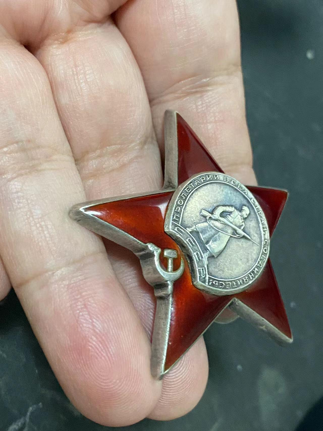 苏联勋章奖章拍卖9月20日晚上九点结束在麦稀奇 本次有佣金 苏联二战红星勋章2005412 好品无磕碰 有登记卡 奖励卡没查到 非服役 因为前面有个服役红星了 。他还有其他的奖励卡 感兴趣的可以去看看  Тарасов Владимир Захарович 近卫炮兵团中校
