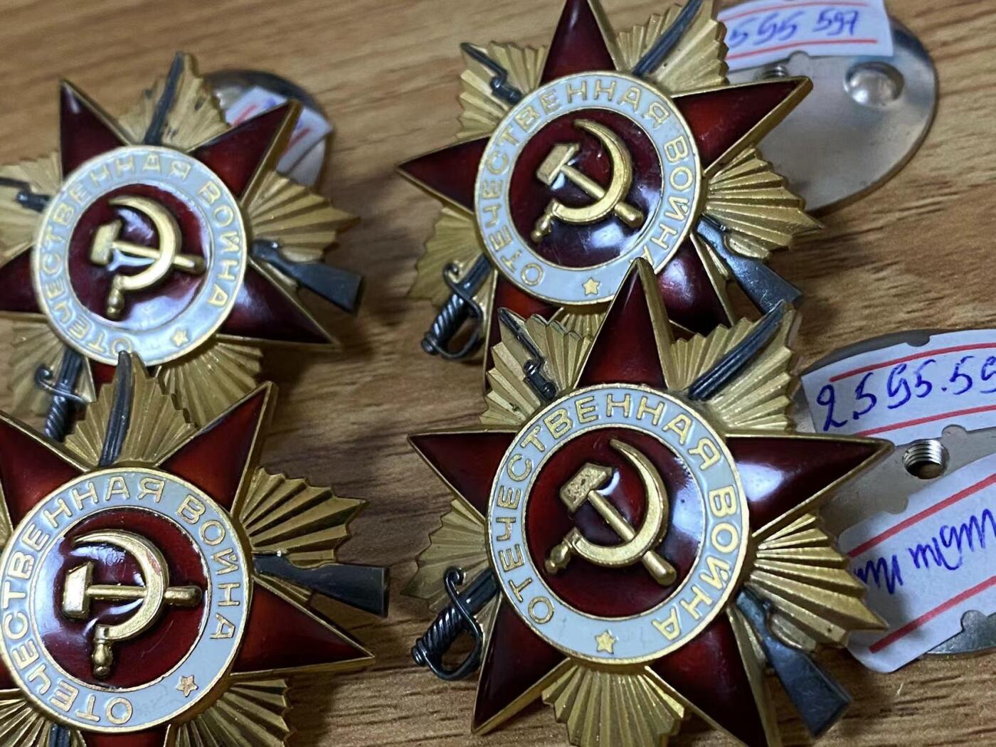 苏联勋章奖章拍卖9月20日晚上九点结束在麦稀奇 本次有佣金 苏联一级卫国85版 四个2595595 --2593596--2595597--2595598最后一个好像是7改过来的。 珐琅无磕碰。镀金层完好。非常有意思的四个相近号码 。最后两个 不是连号就是同号 。最后一个值得探究。应该是刻错了然后改的。不管是同号或者连号都是非常难找。需要一点运气能凑齐这四个！