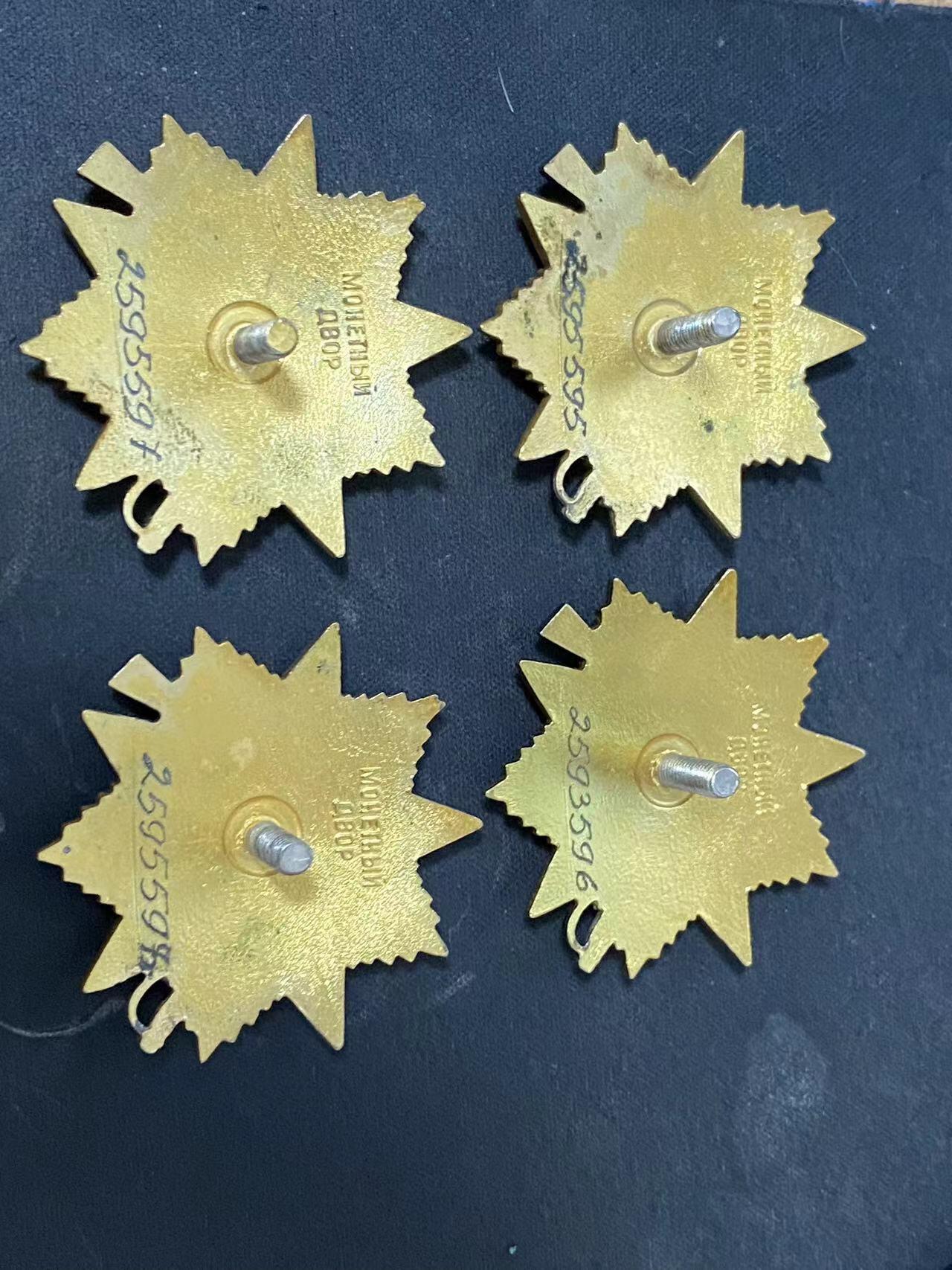 苏联勋章奖章拍卖9月20日晚上九点结束在麦稀奇 本次有佣金 苏联一级卫国85版 四个2595595 --2593596--2595597--2595598最后一个好像是7改过来的。 珐琅无磕碰。镀金层完好。非常有意思的四个相近号码 。最后两个 不是连号就是同号 。最后一个值得探究。应该是刻错了然后改的。不管是同号或者连号都是非常难找。需要一点运气能凑齐这四个！