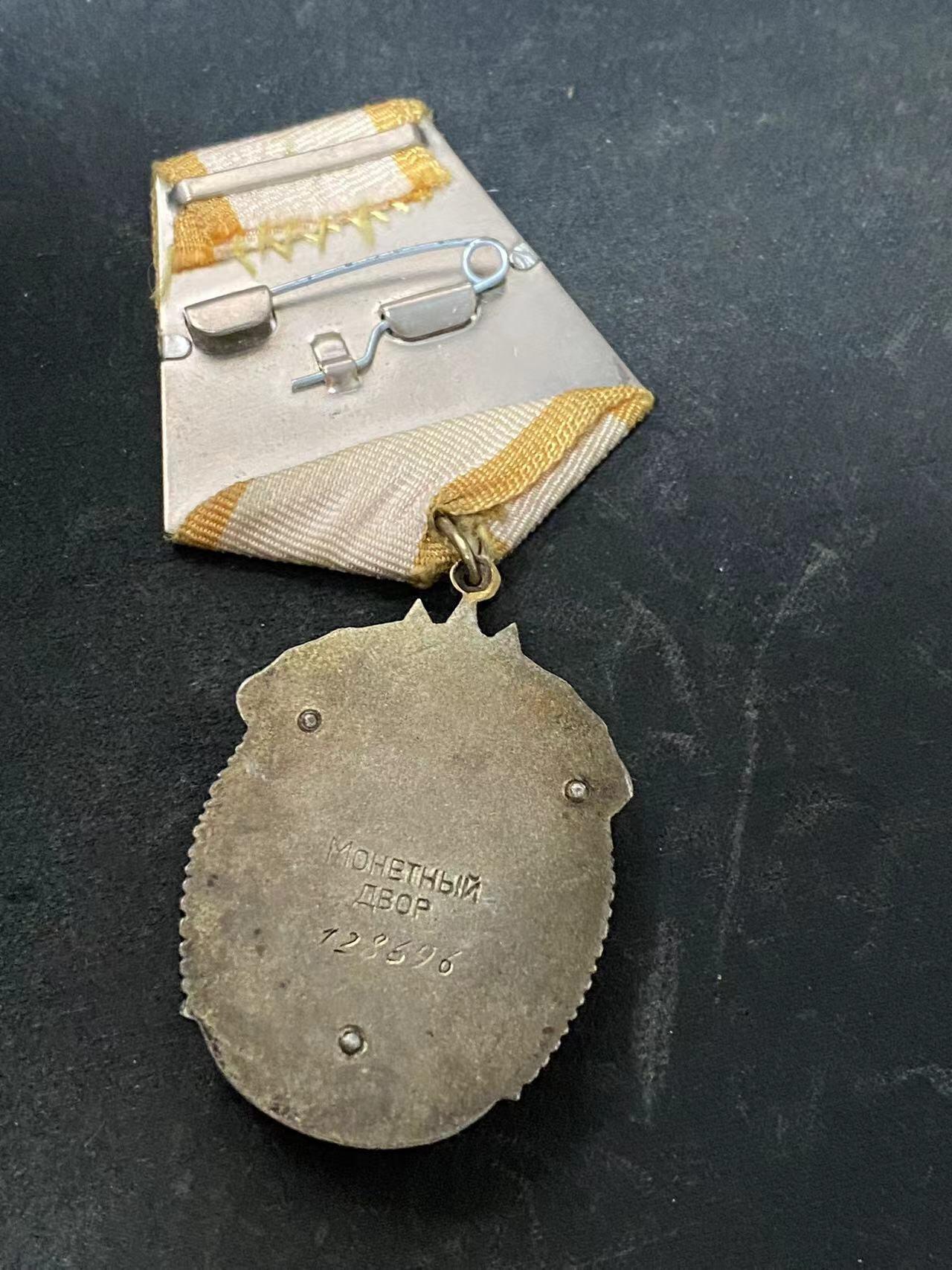 苏联勋章奖章拍卖9月20日晚上九点结束在麦稀奇 本次有佣金 苏联劳动荣誉勋章平板早期 128696 好品 完美品相  镀金也不错 双层紧密无晃动 字母原配 无晃动  原环未开 白钢挂。非常漂亮的早期劳动荣誉 做工精密美观 