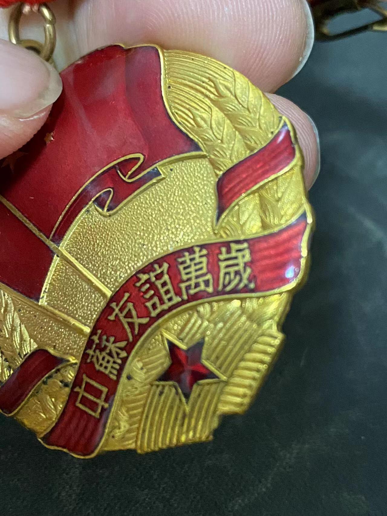 苏联勋章奖章拍卖9月20日晚上九点结束在麦稀奇 本次有佣金 中苏友谊奖章 原盒 原证件 比较少见女专家 60年总理签发比较靠后 也很少见  盒子品相很好 无破损 卡扣完好 有两处小摩擦边缘处 可以忽略 内部状态完好 无损坏 证书两本 一本中文 一张俄文齐全 无破损 状态很好 奖章珐琅无磕碰 原环 原挂 状态良好。Сербудовой З.А.