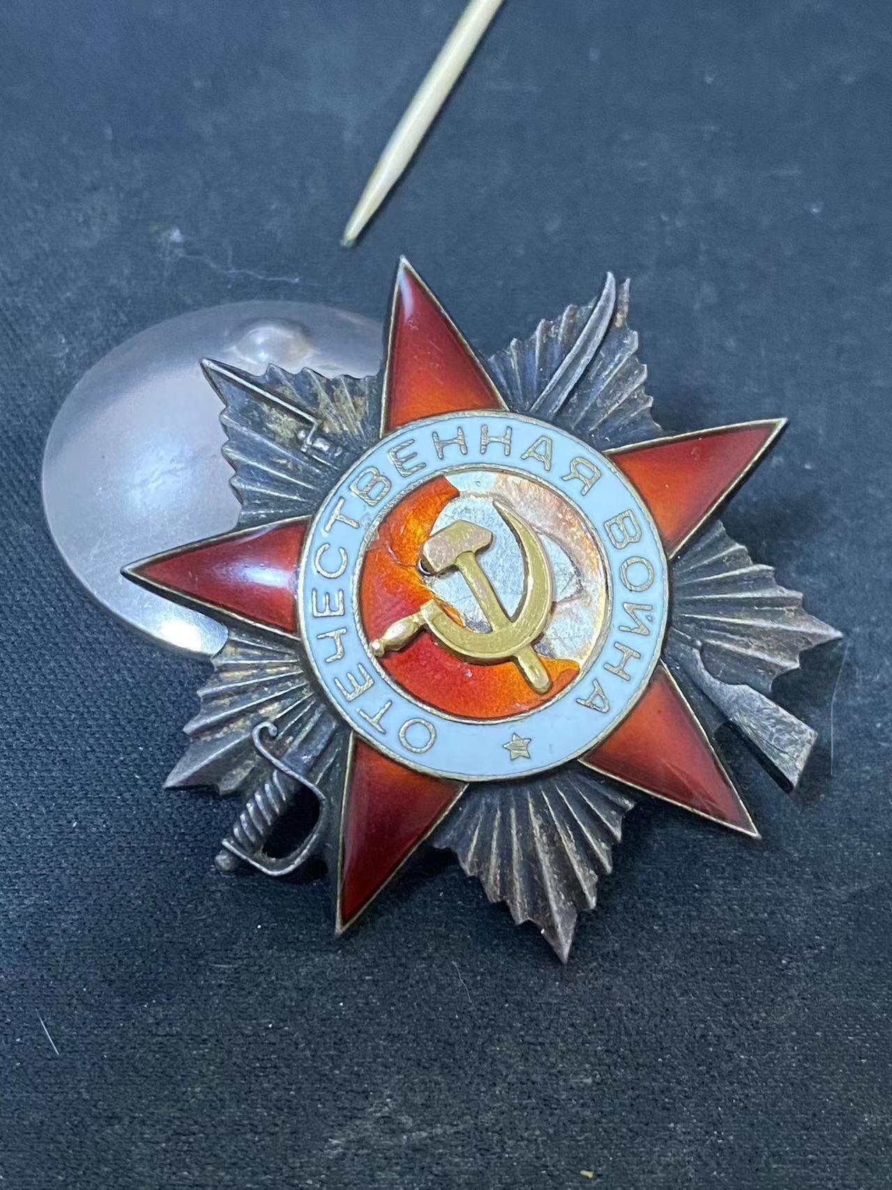 苏联勋章奖章拍卖9月20日晚上九点结束在麦稀奇 本次有佣金 苏联二级为国勋章355712党徽掉下来了但是还是原配金质党徽 中间珐琅碎裂。Козьяков Иван Михайлович 迫击炮3连排指挥员 敌军的2个机枪火力点以其歼灭性的火力不让我军分队推进。科佳科夫挂同志的分队将其连同机枪手一起歼灭。发现了大批的步兵并向其转移火力，积弊了15个 红星也翻译了为 第聂伯河右岸 被包围 指挥员负伤 接替指挥 打到最后一发炮弹 击退进攻。故事非常好。