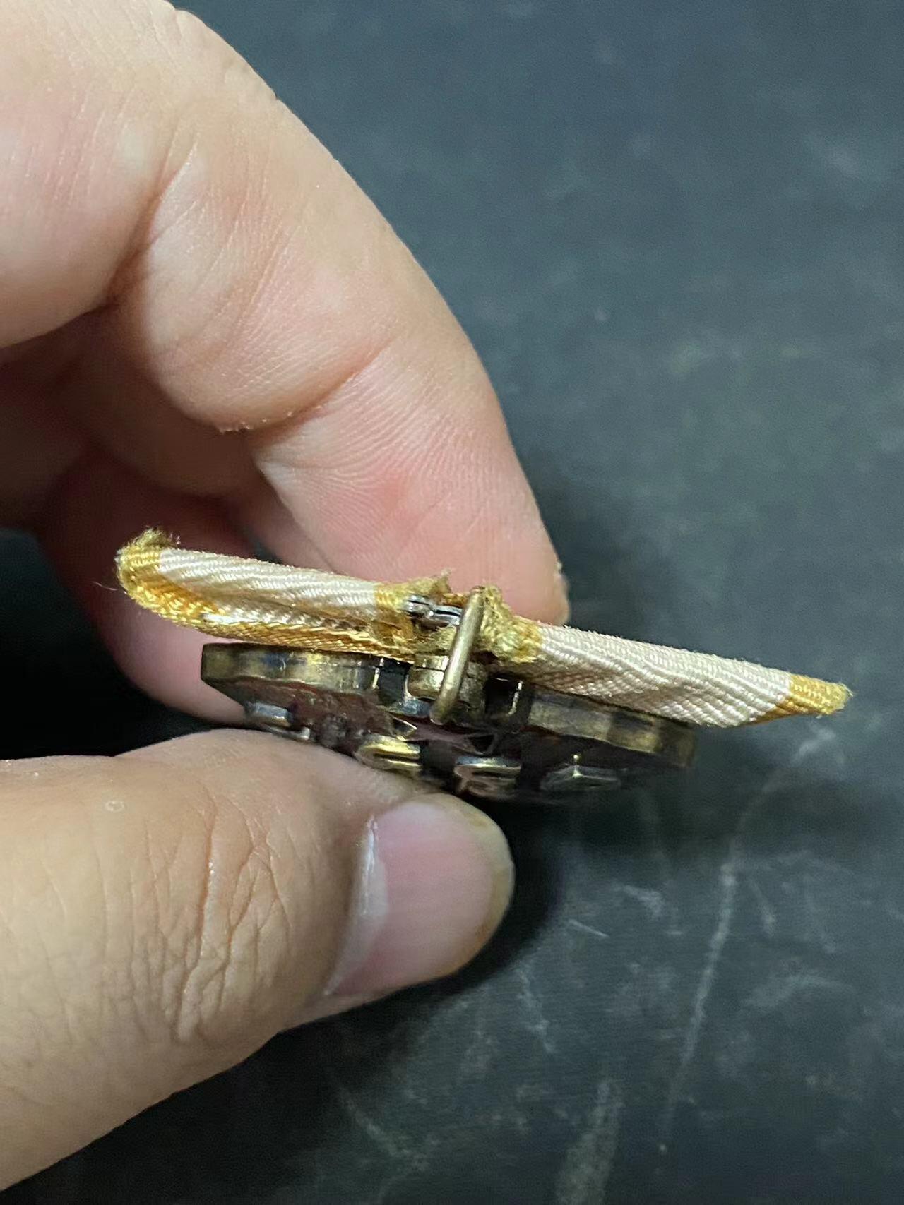 苏联勋章奖章拍卖9月20日晚上九点结束在麦稀奇 本次有佣金 苏联劳动荣誉勋章平板早期 128696 好品 完美品相  镀金也不错 双层紧密无晃动 字母原配 无晃动  原环未开 白钢挂。非常漂亮的早期劳动荣誉 做工精密美观 
