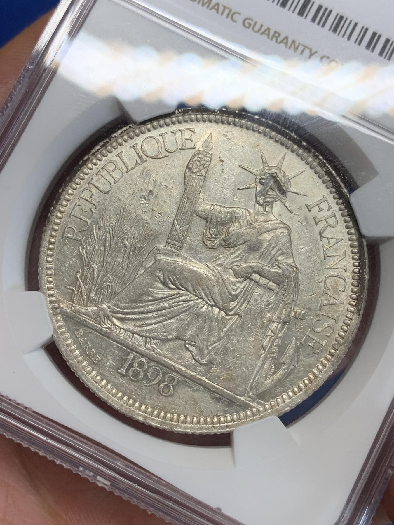 《竞宝斋》第306场   周日，周一 2场连拍 （全场包邮） NGC AUD 法属坐洋1898年1皮阿斯特大银币 面部有一异形戳记 女神双眼依旧清晰 光度不错