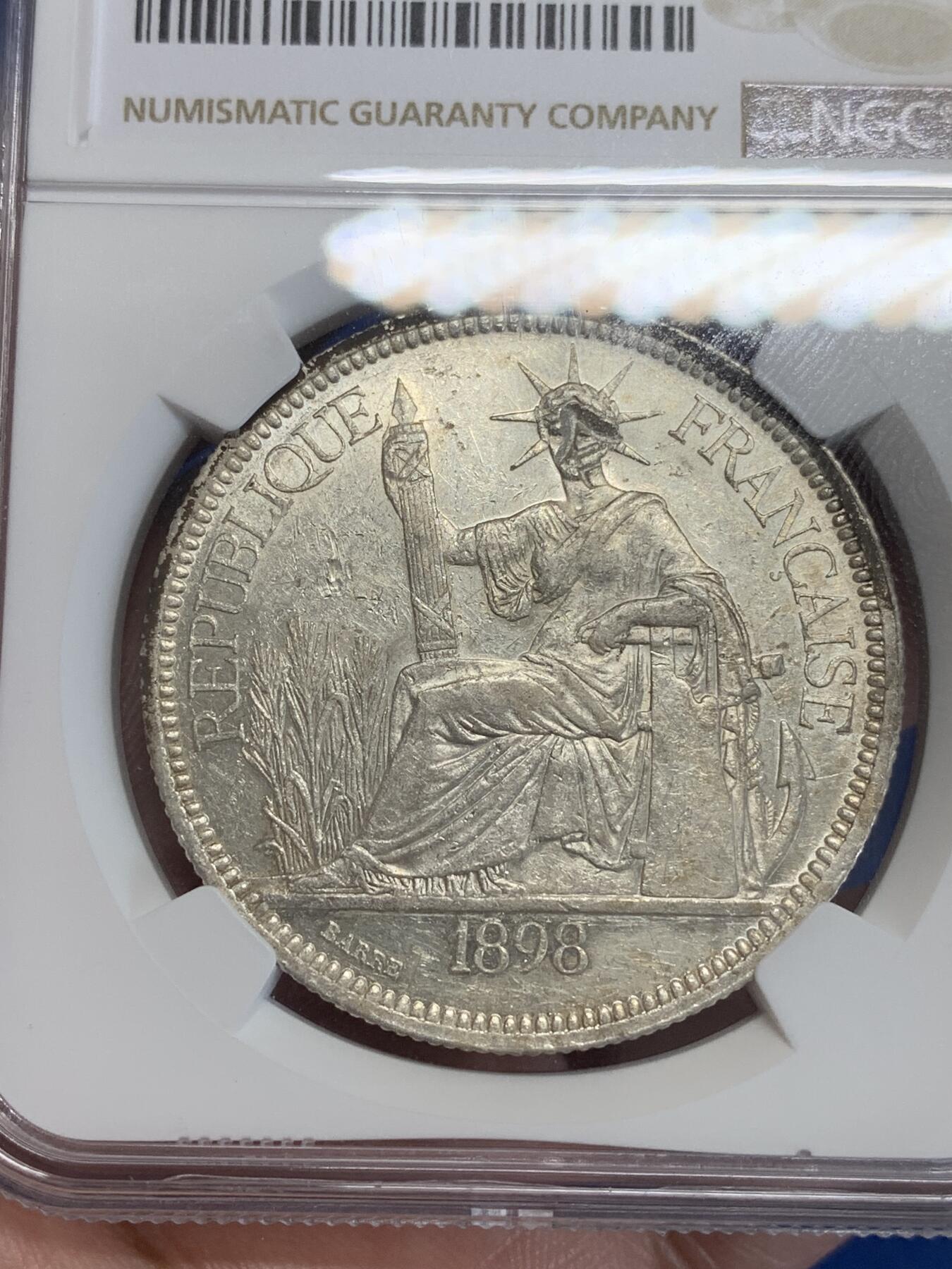 《竞宝斋》第306场   周日，周一 2场连拍 （全场包邮） NGC AUD 法属坐洋1898年1皮阿斯特大银币 面部有一异形戳记 女神双眼依旧清晰 光度不错