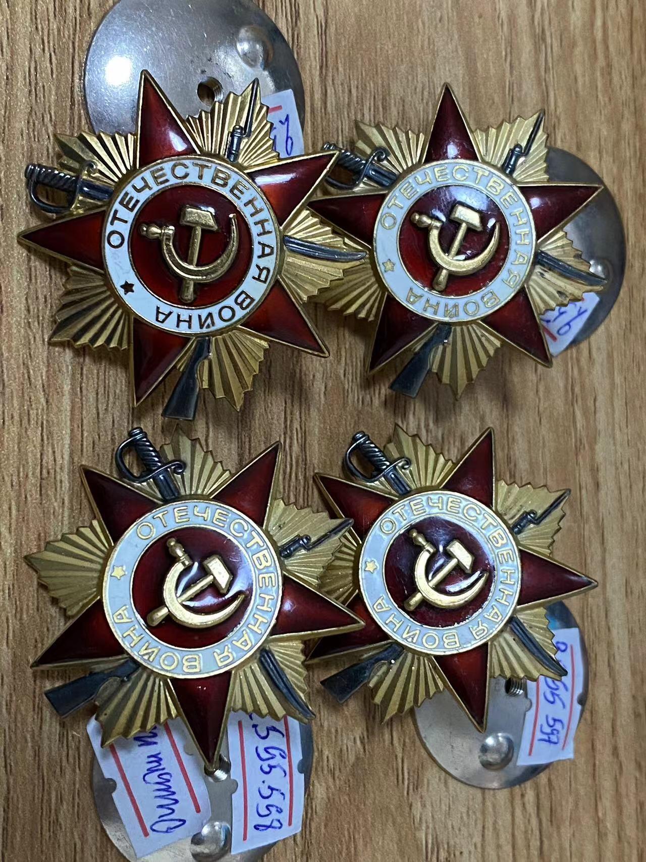 苏联勋章奖章拍卖9月20日晚上九点结束在麦稀奇 本次有佣金 苏联一级卫国85版 四个2595595 --2593596--2595597--2595598最后一个好像是7改过来的。 珐琅无磕碰。镀金层完好。非常有意思的四个相近号码 。最后两个 不是连号就是同号 。最后一个值得探究。应该是刻错了然后改的。不管是同号或者连号都是非常难找。需要一点运气能凑齐这四个！