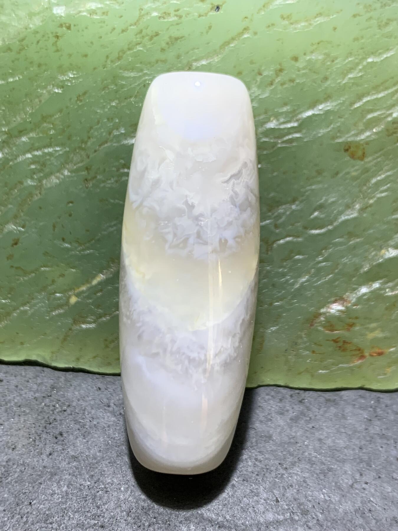 精美高玉化祥云纹冰飘缠丝玛瑙桶珠一颗，