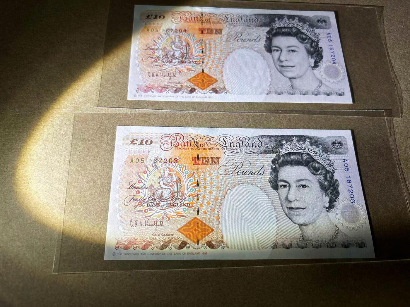 【Blue Auction】✨世界纸币精拍第542期【精】 【一组2张 皇冠初版连号】英国 E序列10镑 UNC-