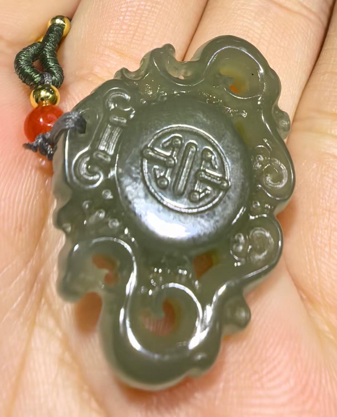 新疆和田碧玉吊坠挂件 ​玉质温润细腻 ​尺寸:3.2*2.3*0.7cm ​克重:9.1g