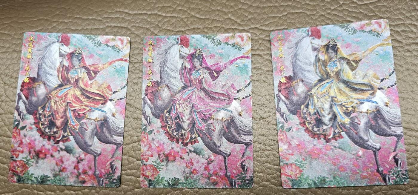 龙虎拍卖第③场，这个③注定不一般 卡德曼 杆子花嫁三娘 编号粗闪卡一套（3张）编号121/136/178