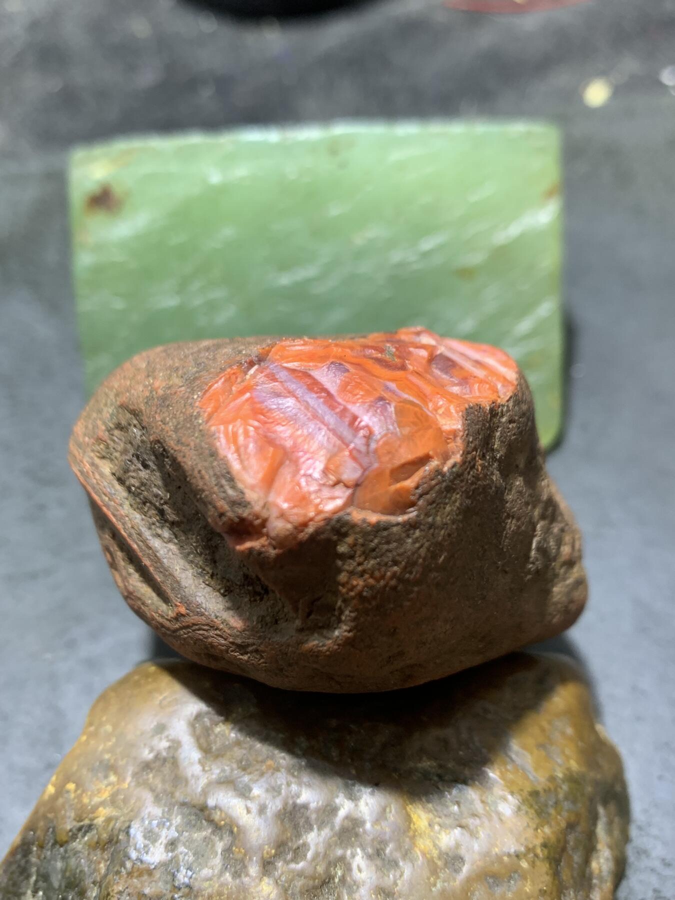 精美红皮开窗料南红玛瑙原石一颗，