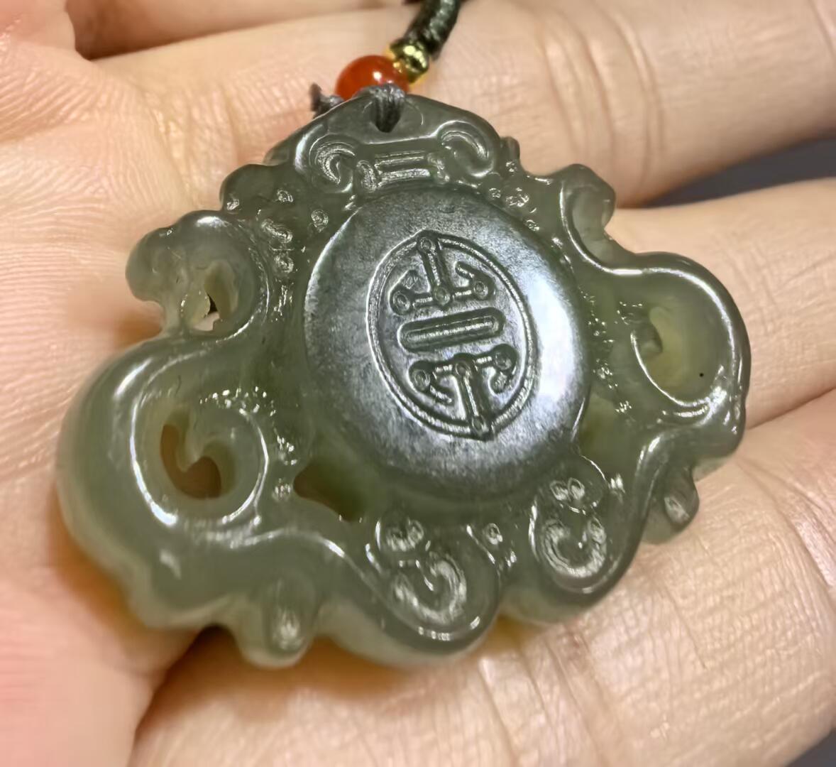 新疆和田碧玉吊坠挂件 ​玉质温润细腻 ​尺寸:3.2*2.3*0.7cm ​克重:9.1g