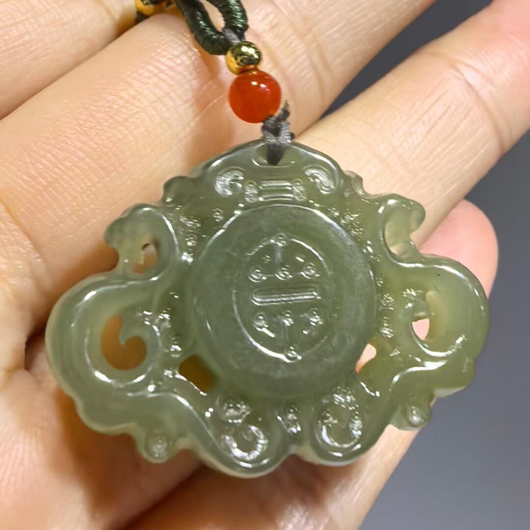 新疆和田碧玉吊坠挂件 ​玉质温润细腻 ​尺寸:3.2*2.3*0.7cm ​克重:9.1g
