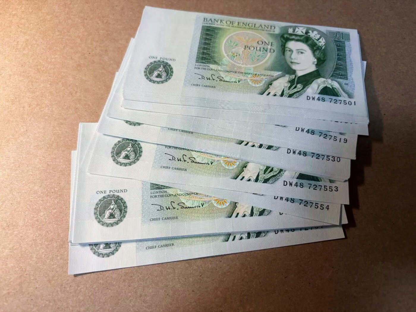 【Blue Auction】✨世界纸币精拍第542期【精】 【一组81张】英国 D序列1镑 全新UNC（不含555豹子号）