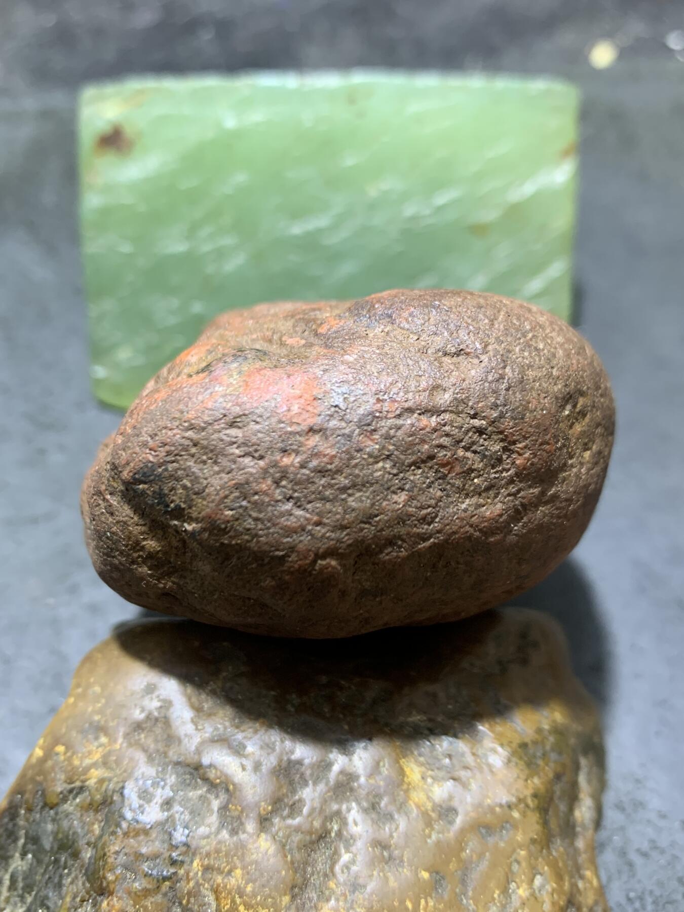 精美红皮开窗料南红玛瑙原石一颗，