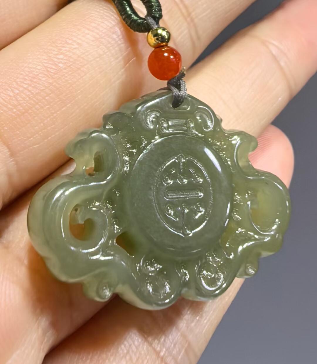 新疆和田碧玉吊坠挂件 ​玉质温润细腻 ​尺寸:3.2*2.3*0.7cm ​克重:9.1g