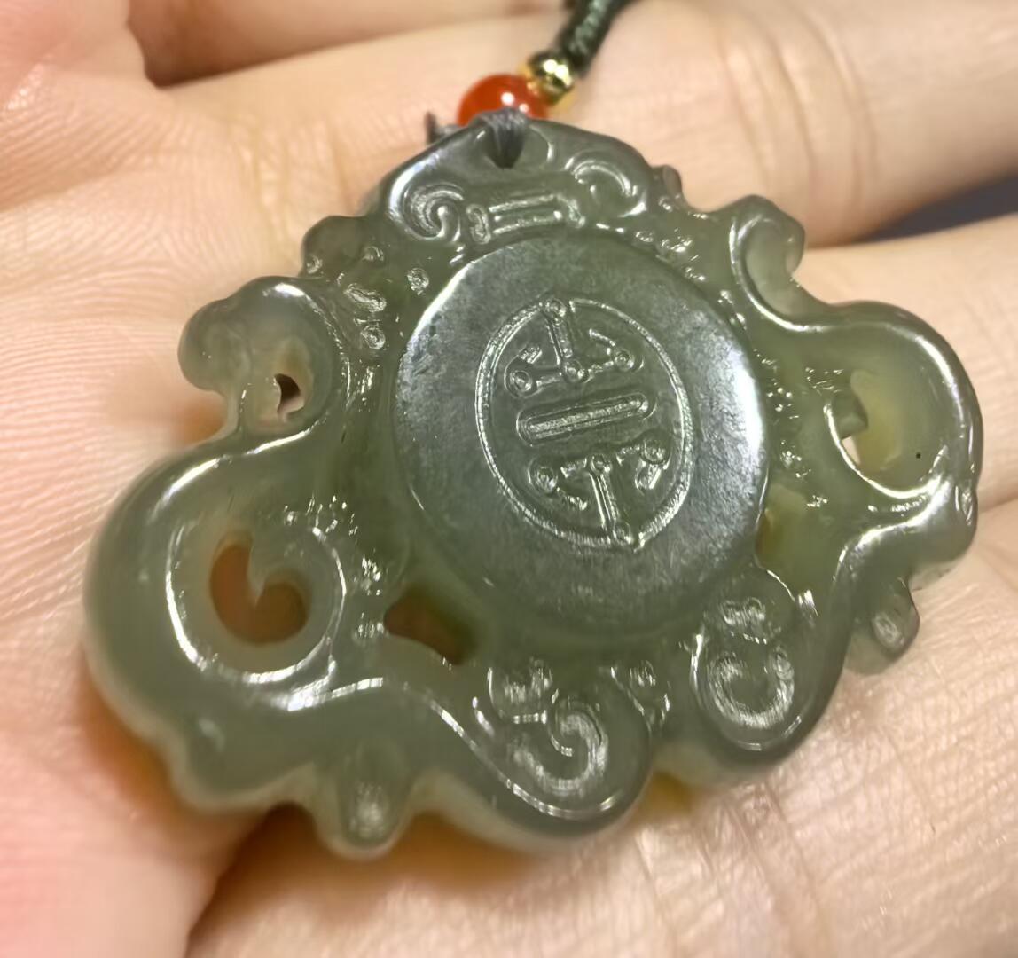新疆和田碧玉吊坠挂件 ​玉质温润细腻 ​尺寸:3.2*2.3*0.7cm ​克重:9.1g