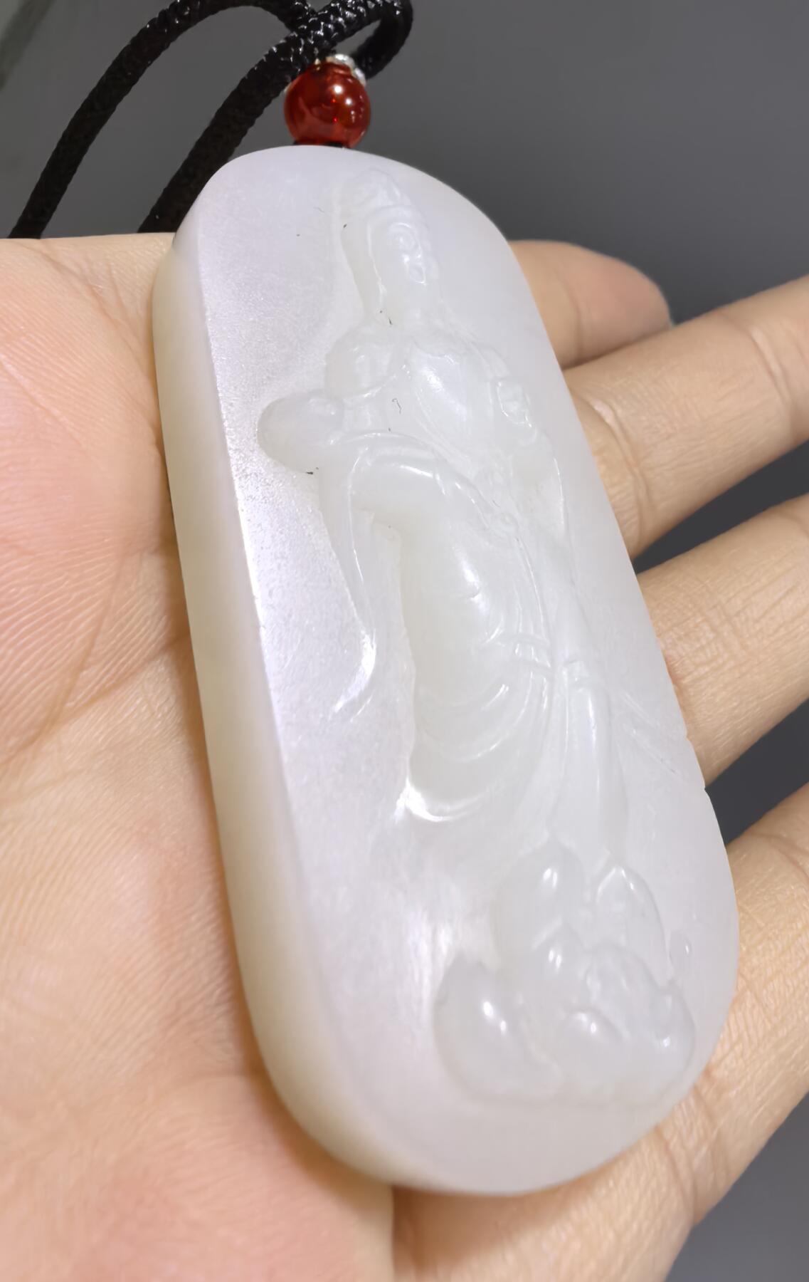 新疆和田白玉观音牌挂件吊坠 一级白，油糯无水线 玉质温润脂粉十足、立体精雕！ 尺寸:5.6*2.5*1.2cm 克重:36.7
