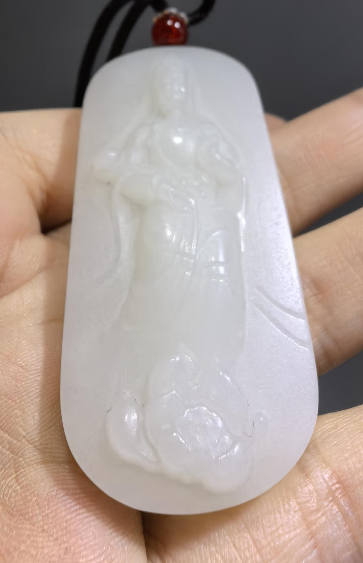 新疆和田白玉观音牌挂件吊坠 一级白，油糯无水线 ​玉质温润脂粉十足、立体精雕！ ​尺寸:5.6*2.5*1.2cm ​克重:36.7
