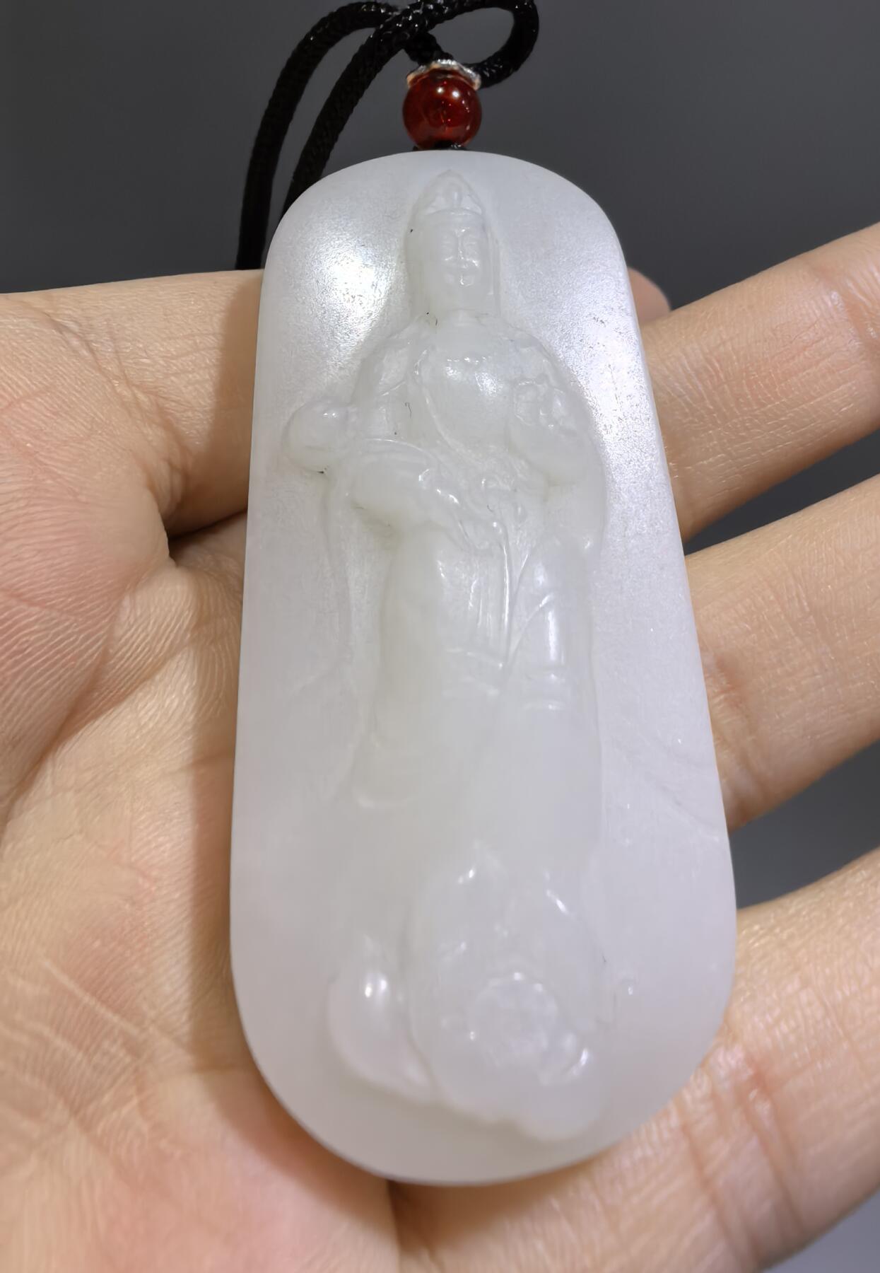新疆和田白玉观音牌挂件吊坠 一级白，油糯无水线 玉质温润脂粉十足、立体精雕！ 尺寸:5.6*2.5*1.2cm 克重:36.7