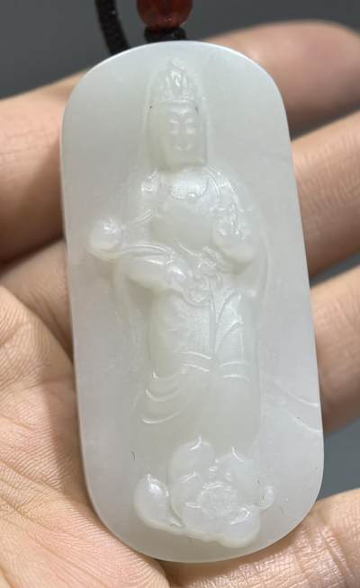 新疆和田白玉观音牌挂件吊坠 一级白，油糯无水线 ​玉质温润脂粉十足、立体精雕！ ​尺寸:5.6*2.5*1.2cm ​克重:36.7 - 新疆和田白玉观音牌挂件吊坠 一级白，油糯无水线 ​玉质温润脂粉十足、立体精雕！ ​尺寸:5.6*2.5*1.2cm ​克重:36.7